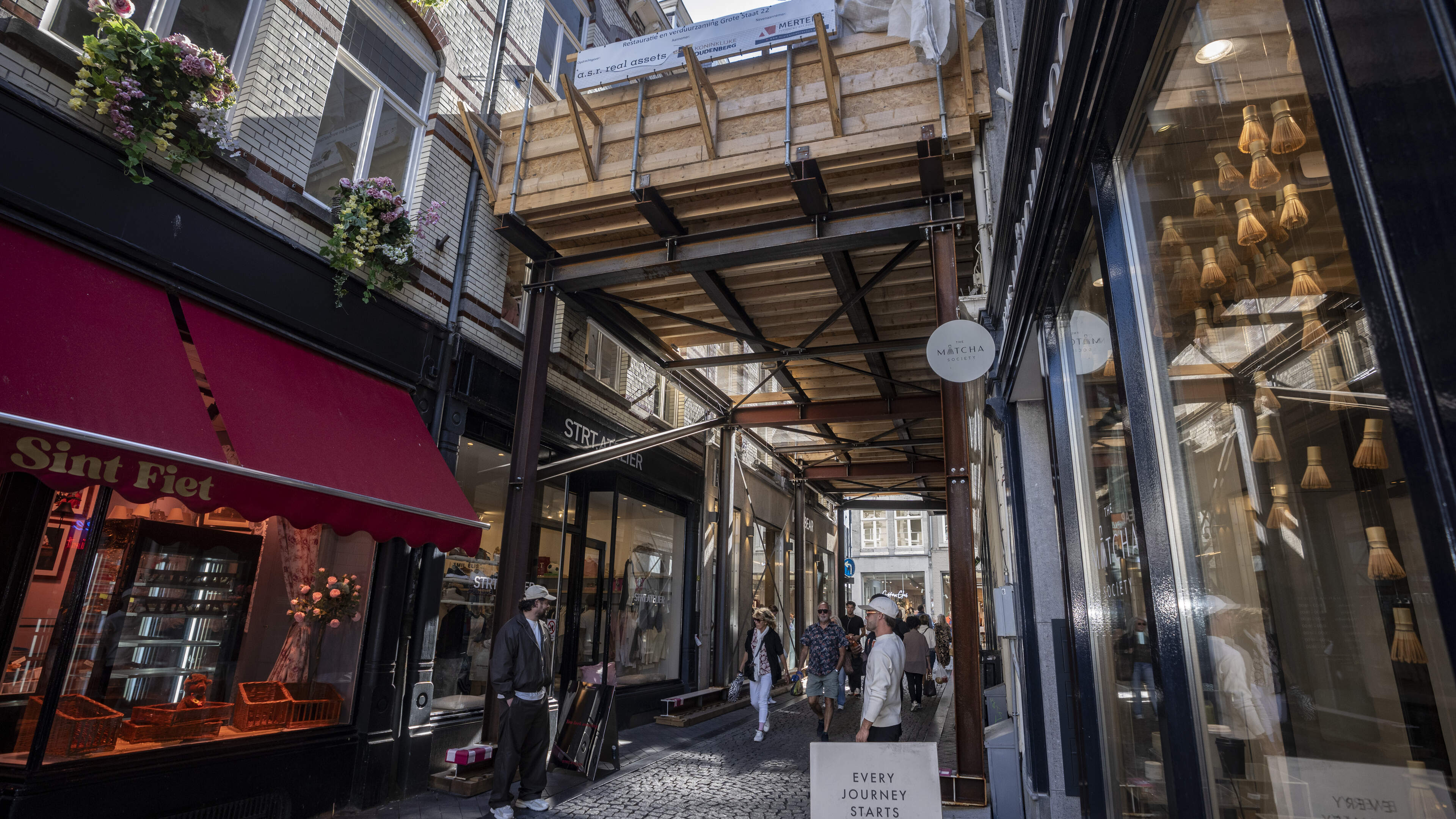Na meerdere inbraken is de maat vol voor winkeliers in Nieuwstraat Maastricht: ‘Bouwsteiger zorgt vo