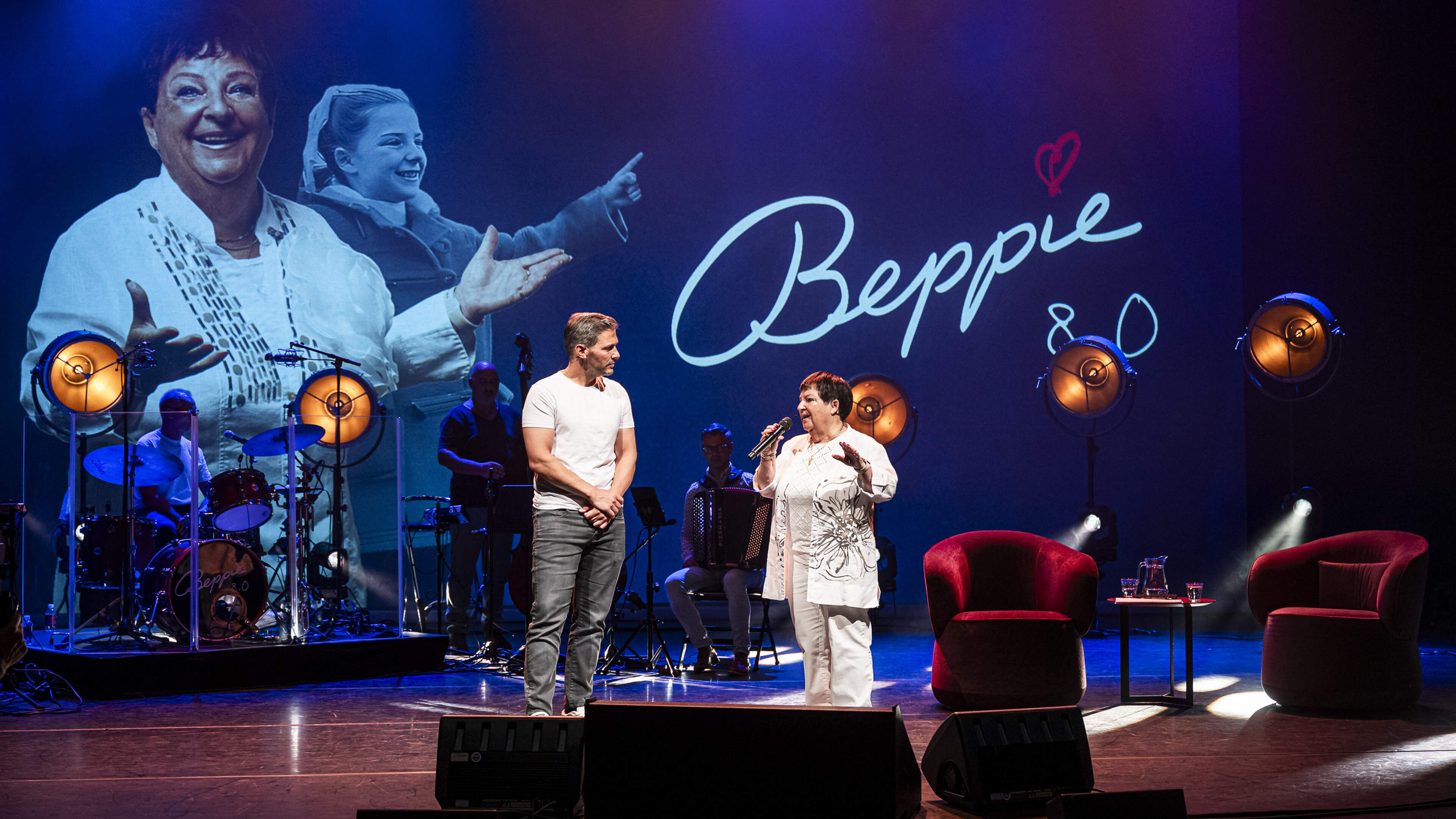 Beppie Kraft in het theater wordt avond met lach en traan: ‘Ik zou zakdoeken meenemen, ik leg zelf o