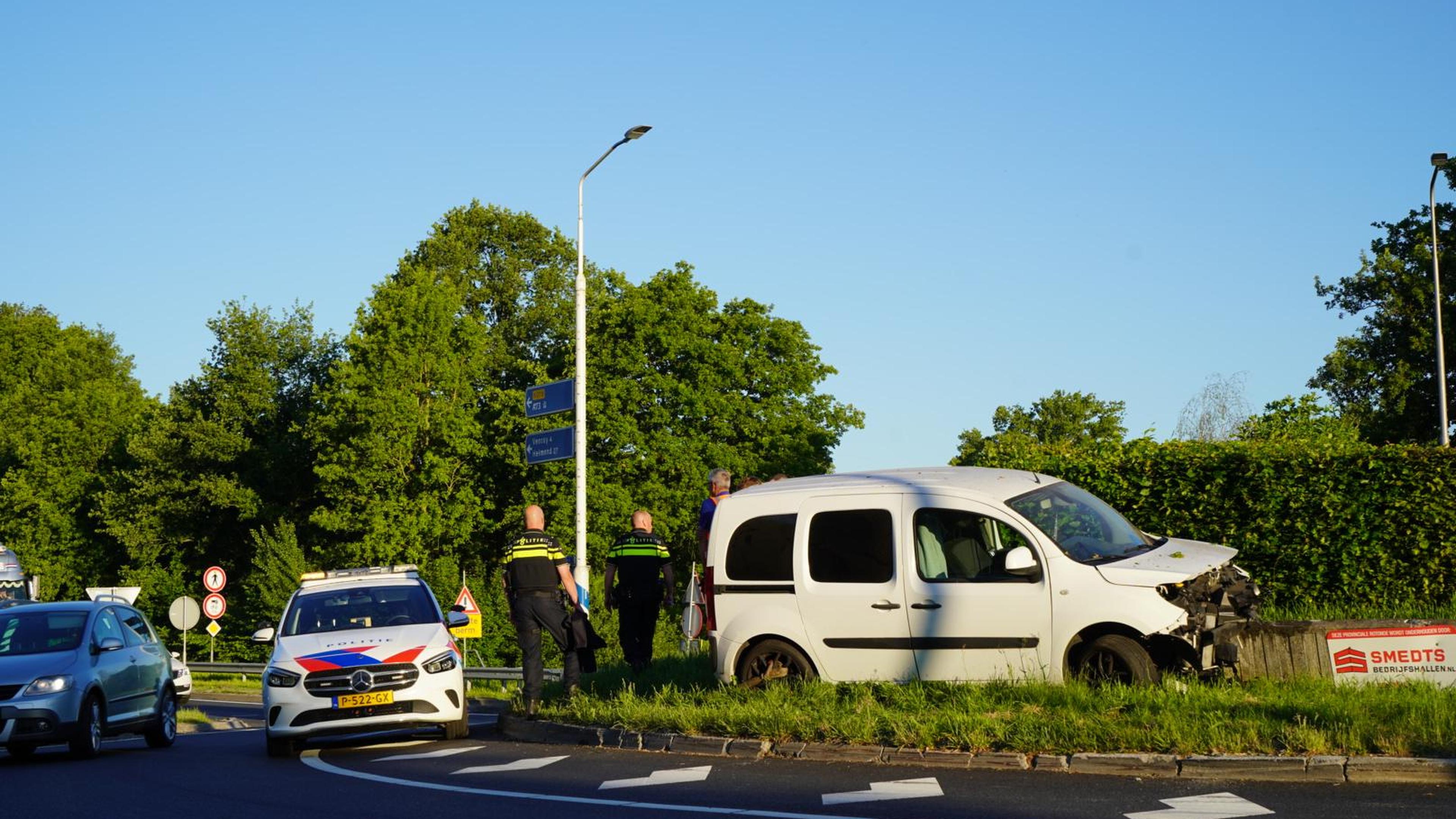 Auto raakt van de weg en belandt op rotonde in Oostrum