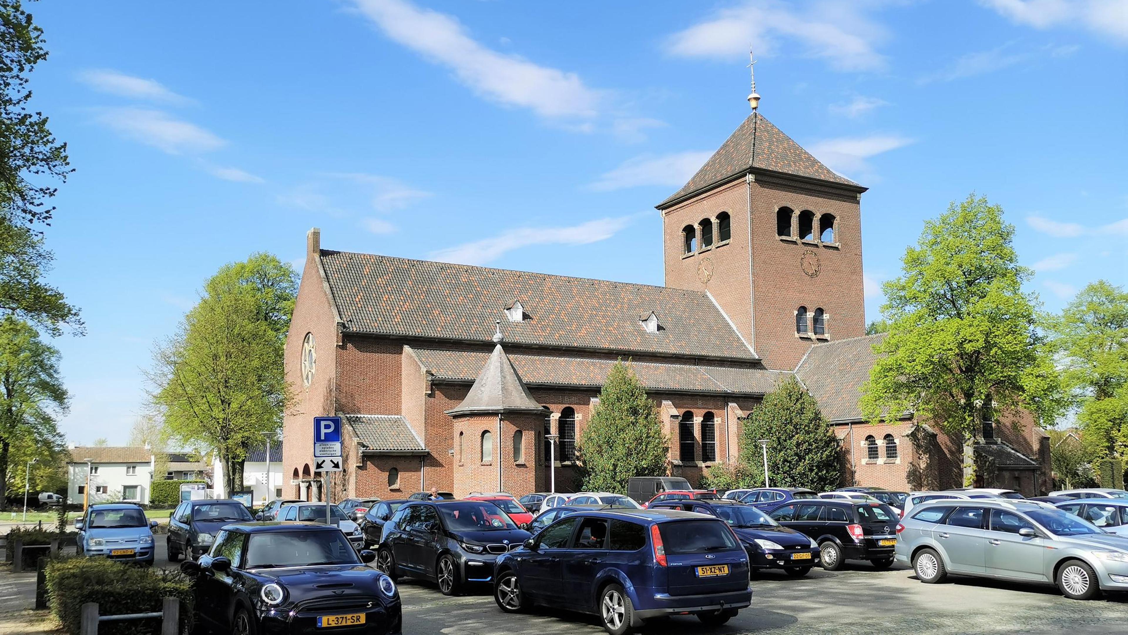 Kosters van de kerk in Melick willen eeuwenoude klok toch uit de toren halen: ‘Wat heb je eraan als