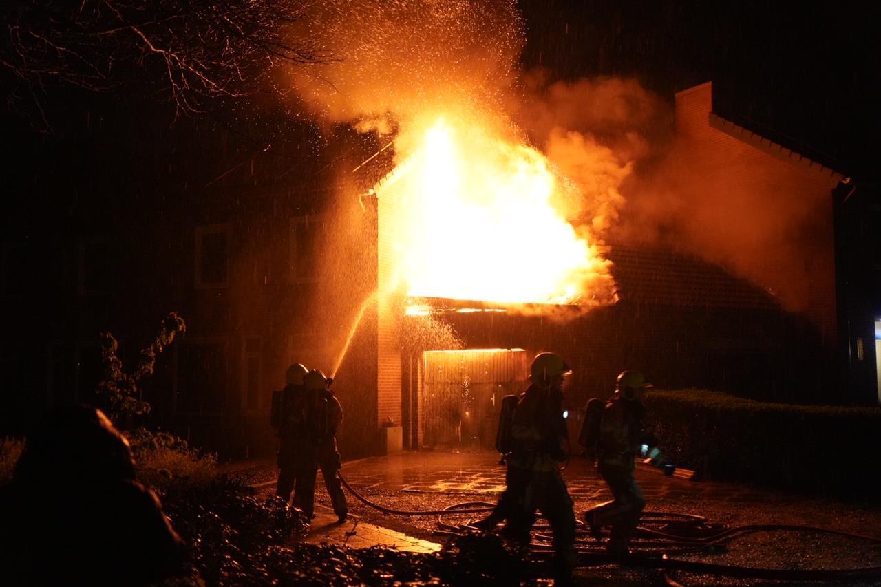 Brand verwoest garage van woning in Broekhuizenvorst, bewoner kan voorlopig niet terug naar huis