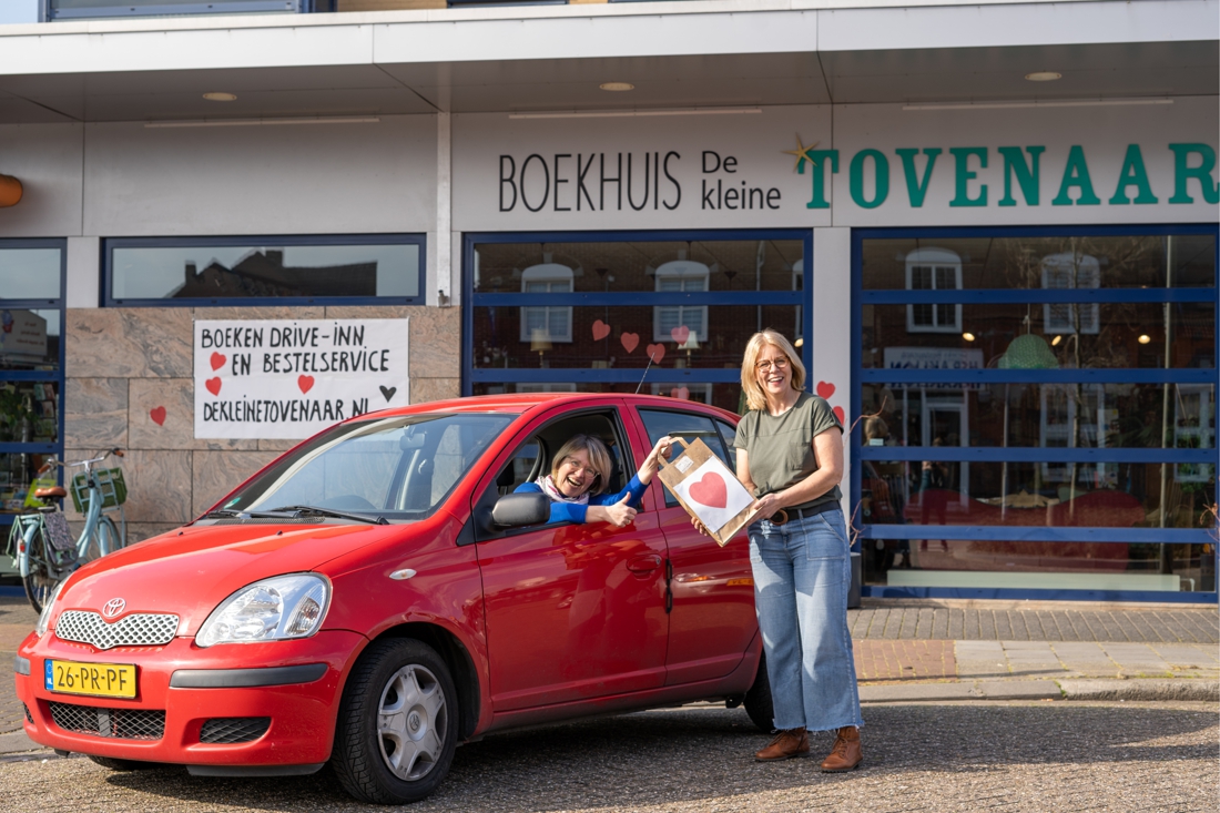 Boeken drive-in Maasniel: ‘drie keer toeteren voor een boek’