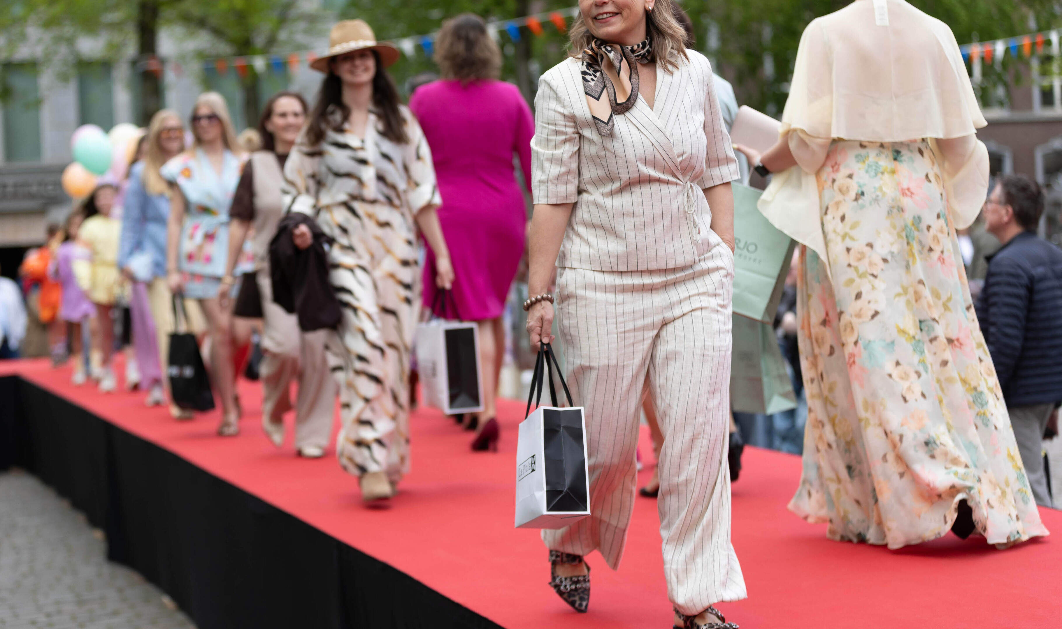 Veel kleur? Wijde broeken? Bucket hats? Wie de laatste modetrends wil weten, moest zaterdag in Roerm