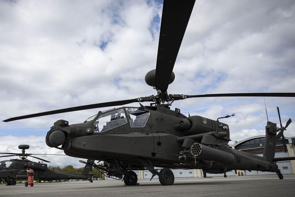 Apaches en straaljagers oefenen boven De Peel