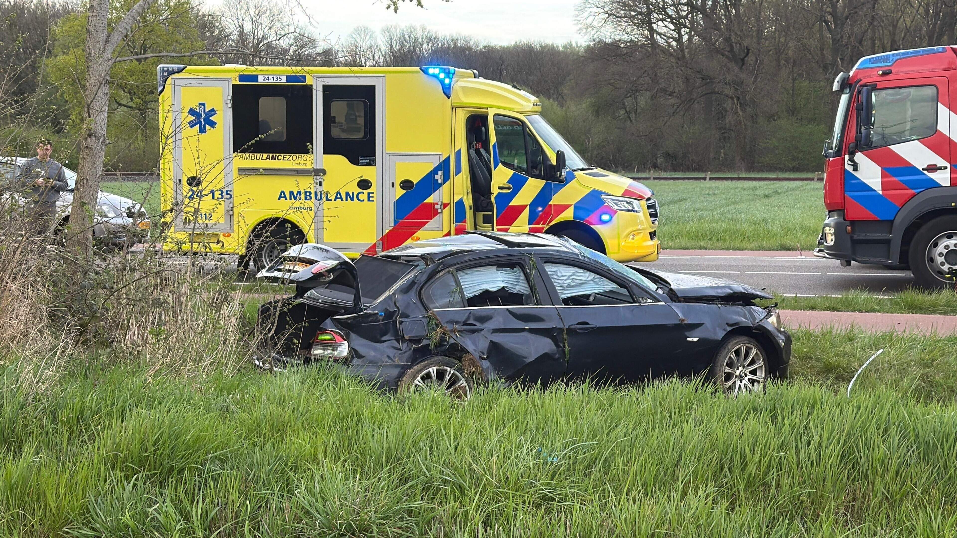 Auto over de kop in Limbricht, bestuurder naar ziekenhuis