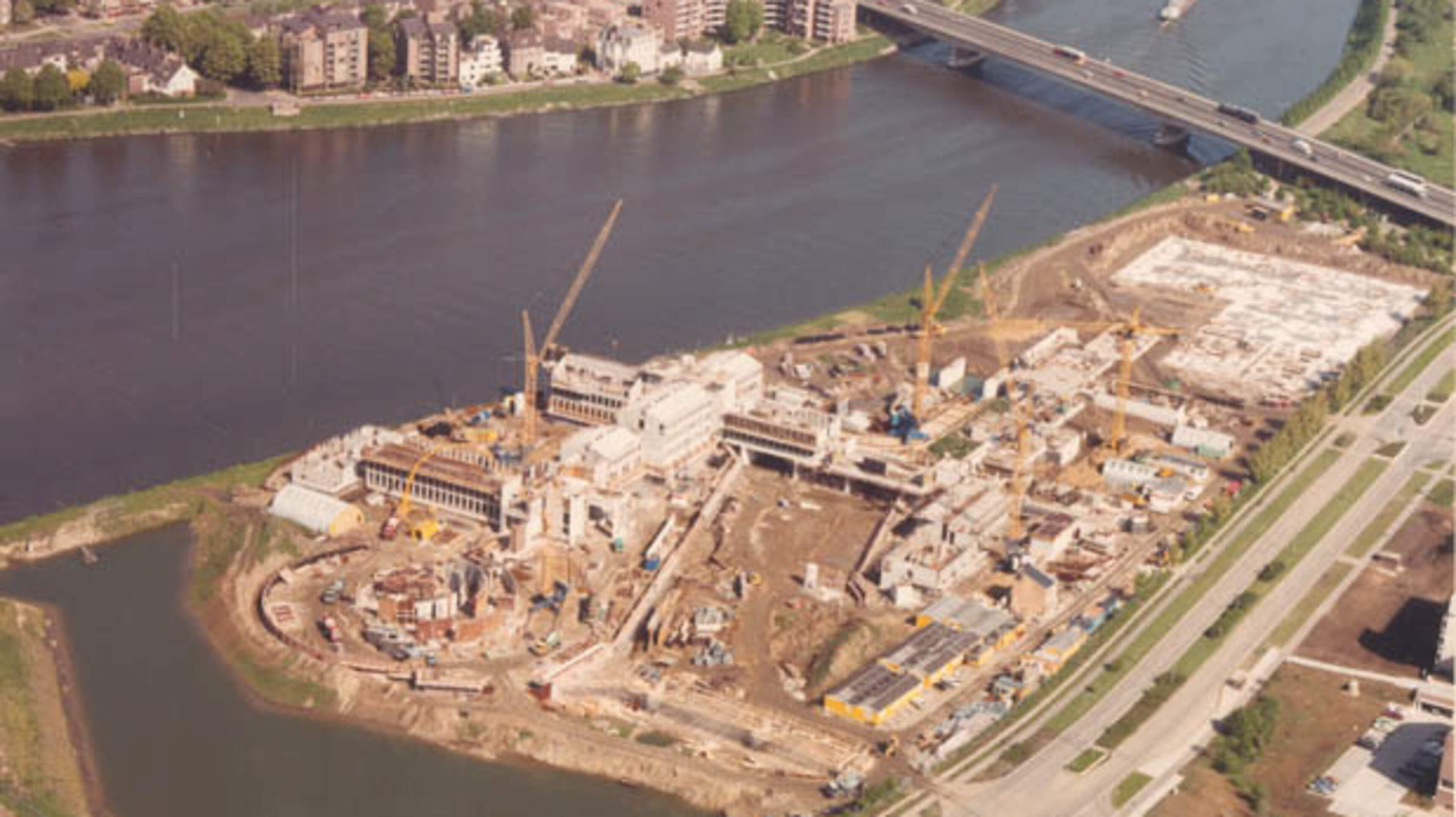 Het gouvernement (40) is jarig, oud-gouverneur Kremers staat nog altijd achter de marmeren bestuursv