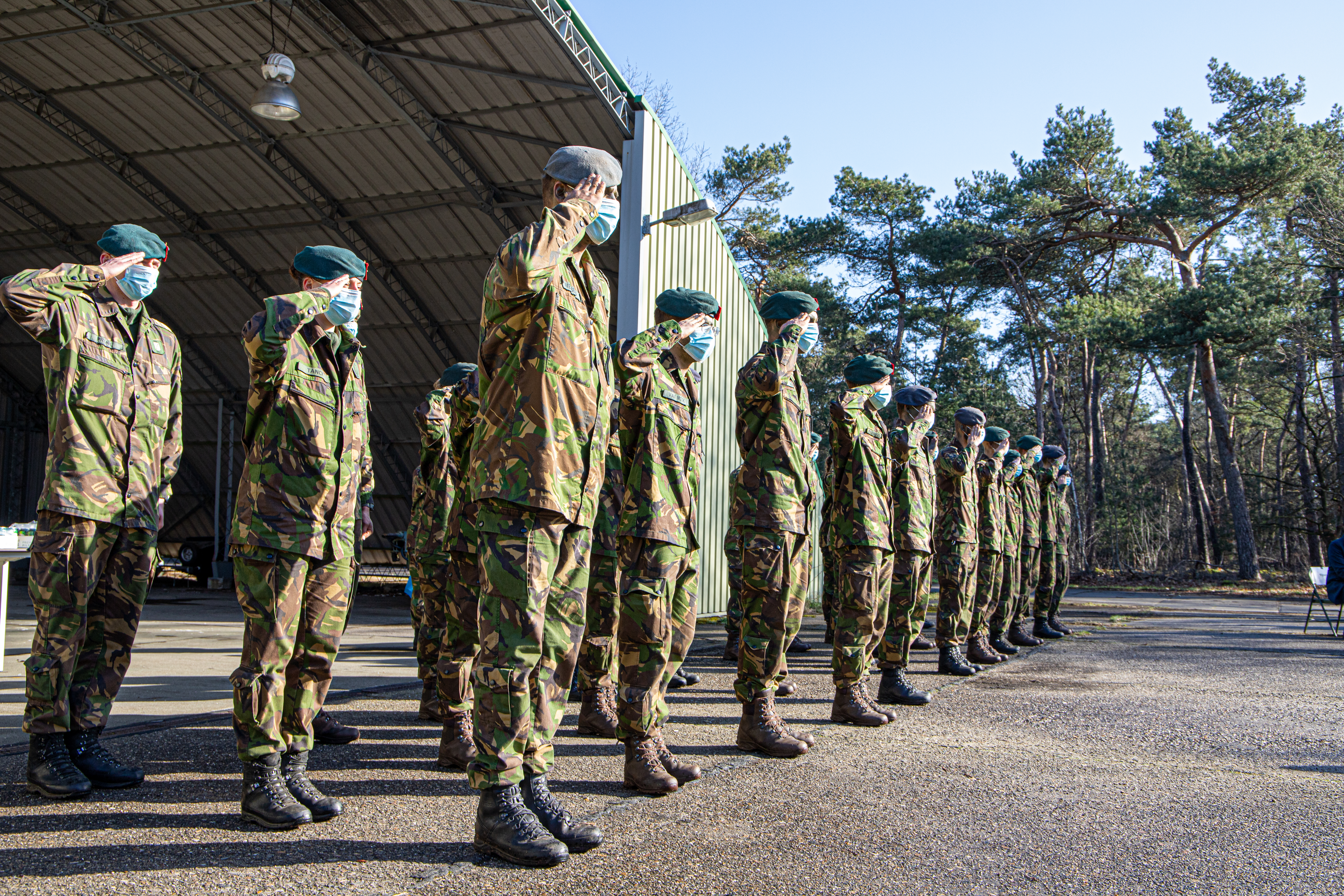 Proef met opleiding op eigen kazerne levert 24 soldaten op voor de basis in Vredepeel: ‘Normaal komt