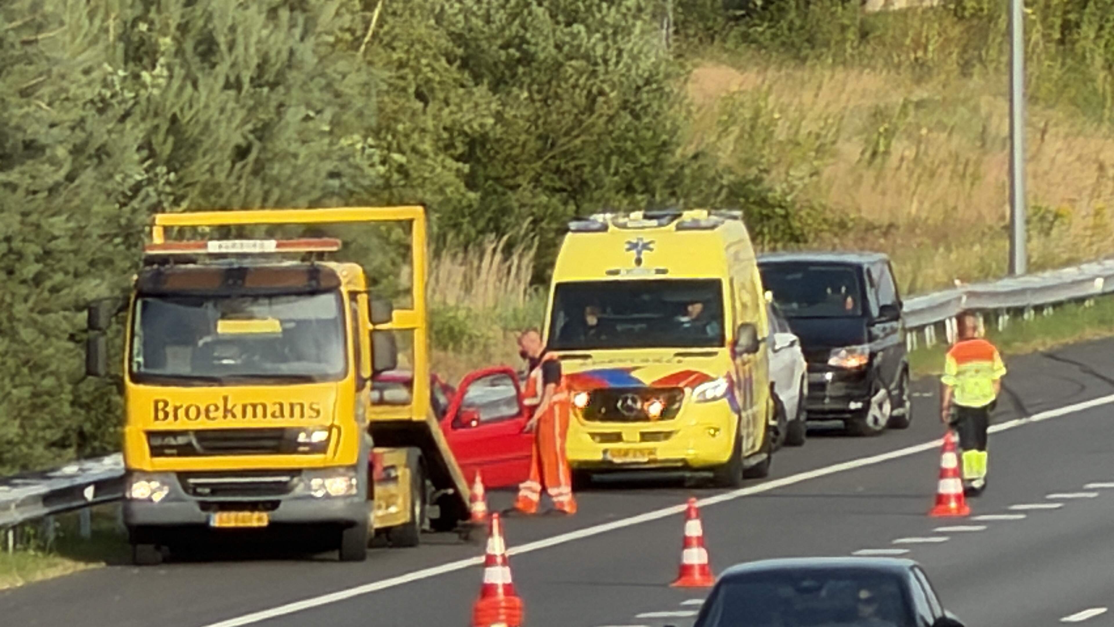 Auto botst tegen vangrail op A73, persoon gewond afgevoerd in ambulance