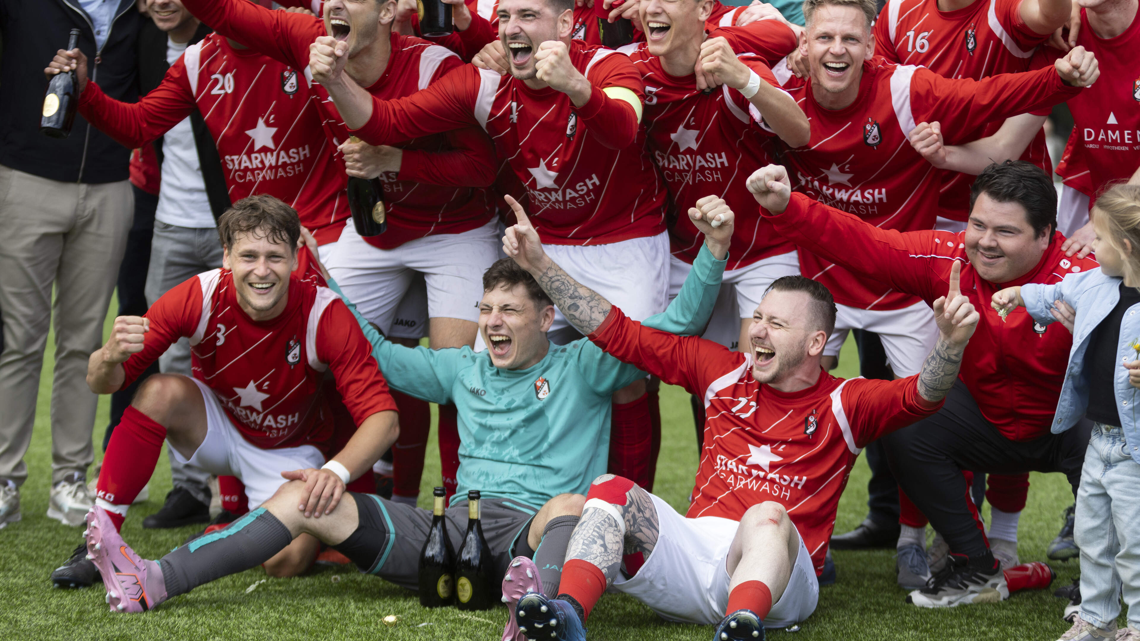 RKHBS na zinderende finale tegen FC Maasgouw na tien jaar terug in derde klasse; Heerlens feest bars