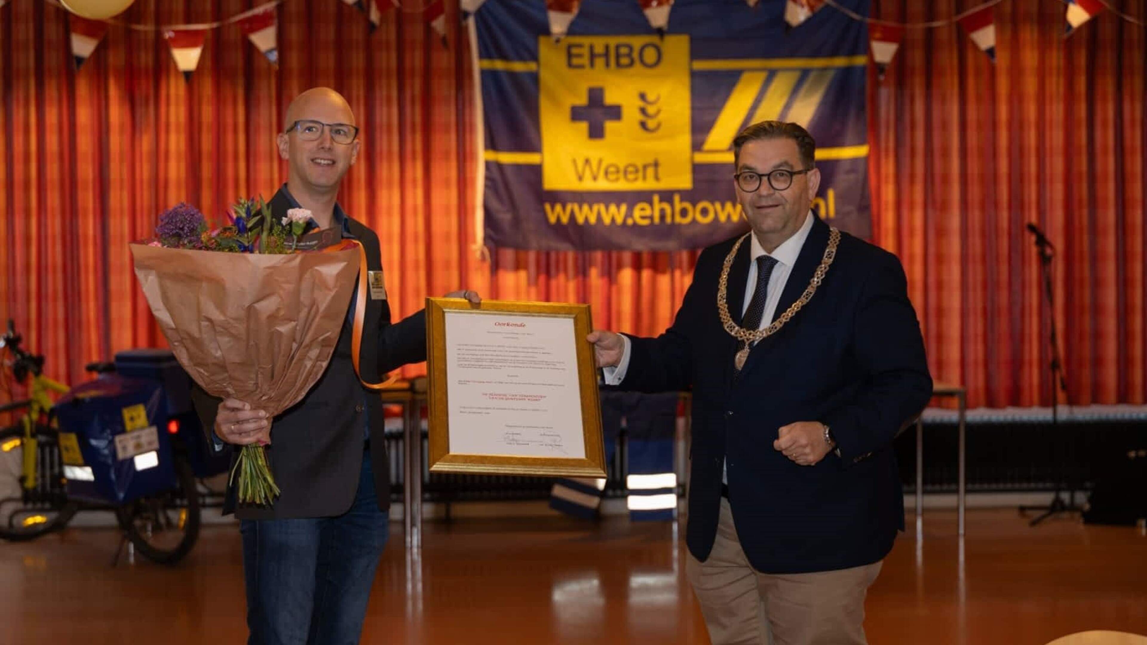 Burgemeester Raymond Vlecken reikt Penningen van Verdiensten uit aan EHBO Vereniging Weert en Scouti