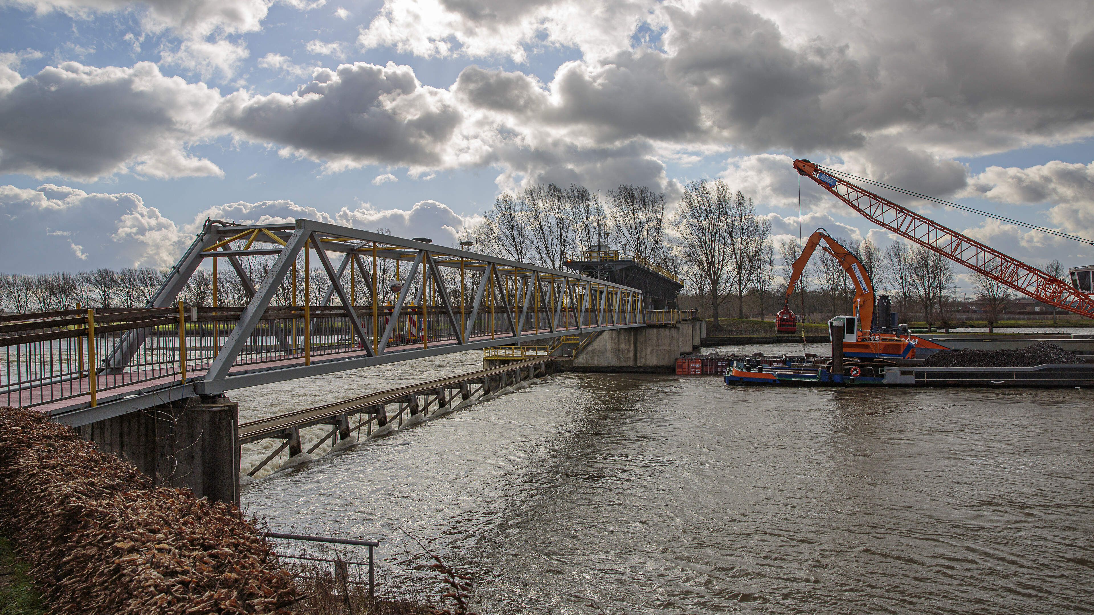 Fietsbrug in Linne een week dicht en Zuid-Willemsvaart bij Nederweert acht weken afgesloten voor de 