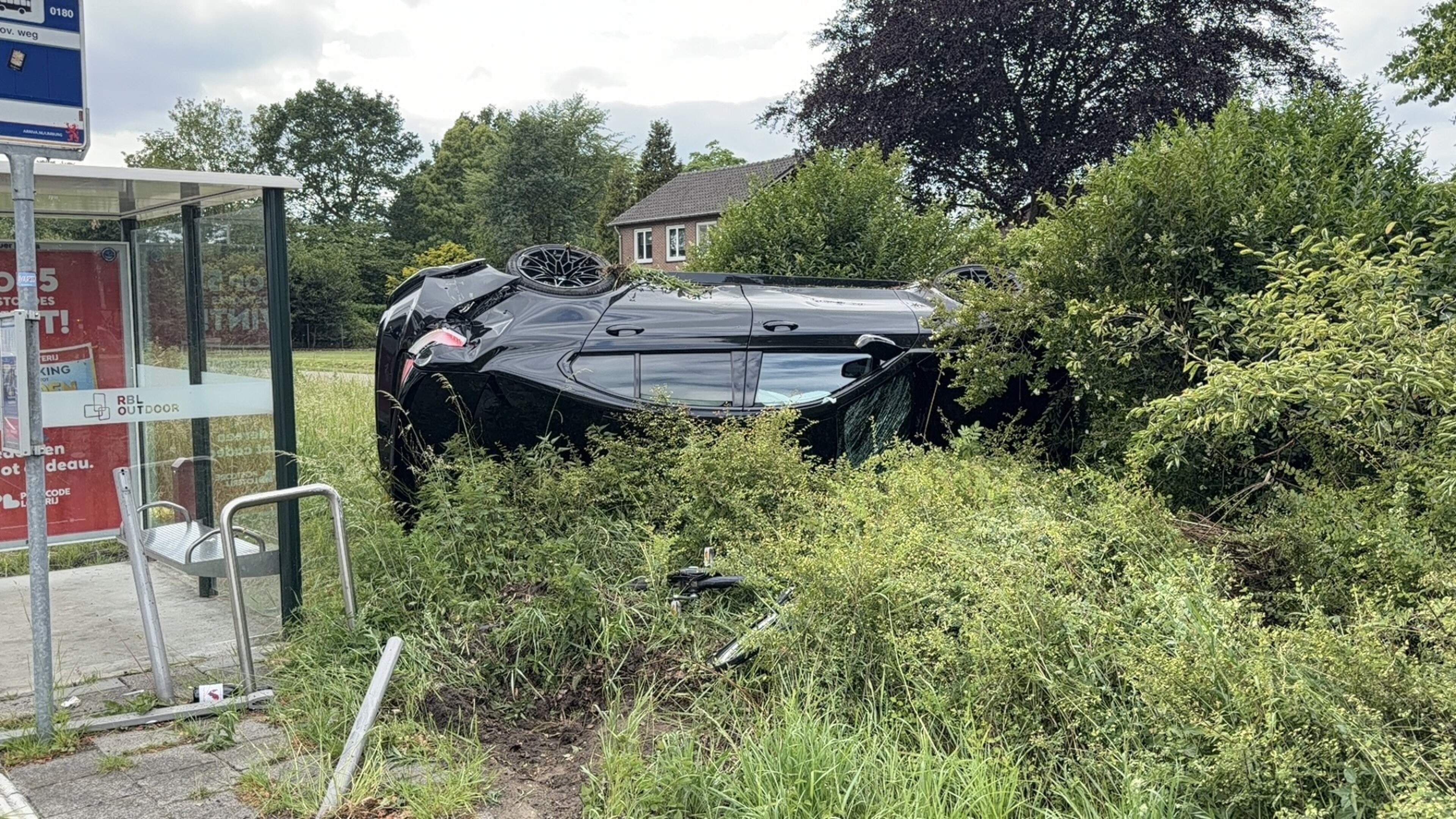Auto eindigt op zijkant naast bushokje na eenzijdig ongeval in Ysselsteyn.