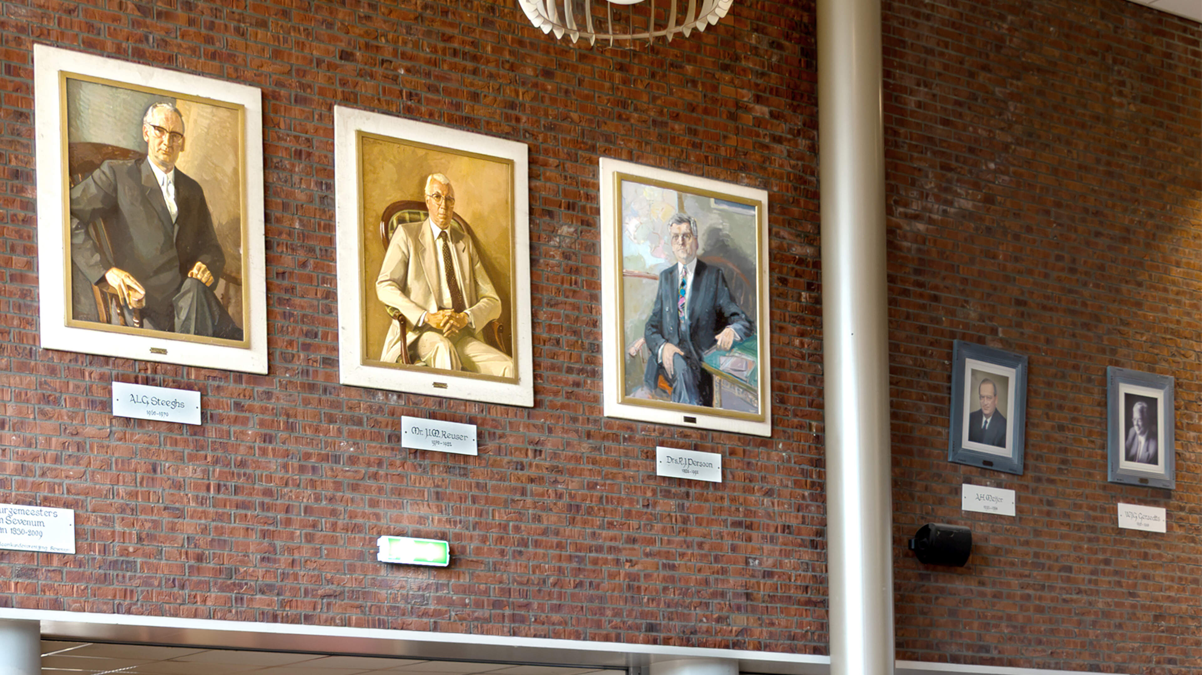 Burgemeestersportretten belanden bij de Action in Sevenum: ‘De enige keer dat ik ben opgehangen’