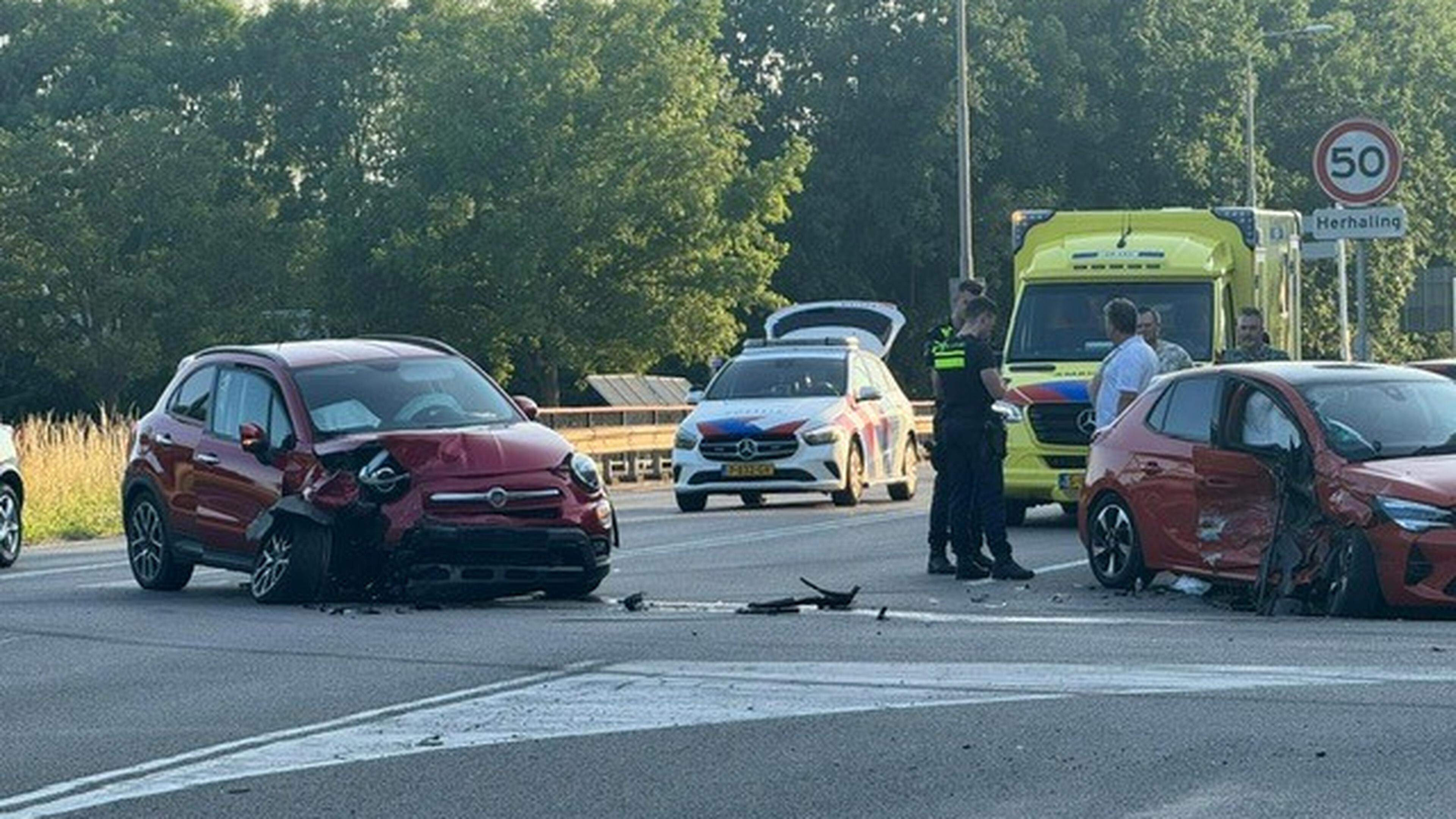 Aanrijding tussen twee auto’s op Kobbesweg in Maastricht