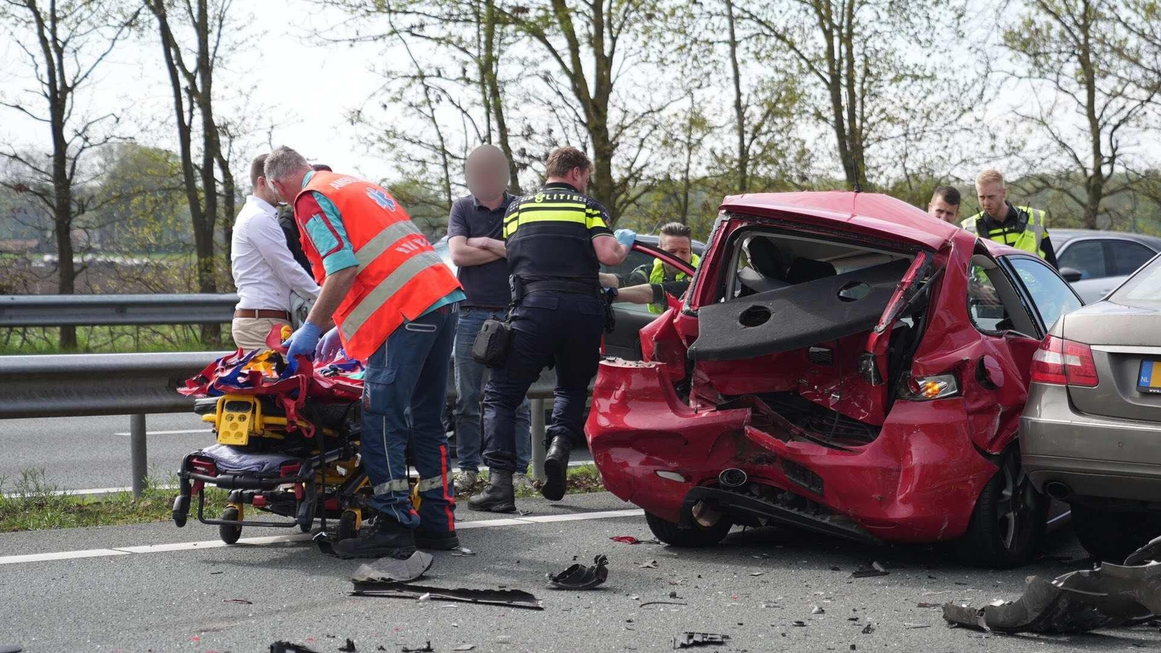 Vrouw gewond in auto bij aanrijding met meerdere voertuigen op A2 bij Maarheeze