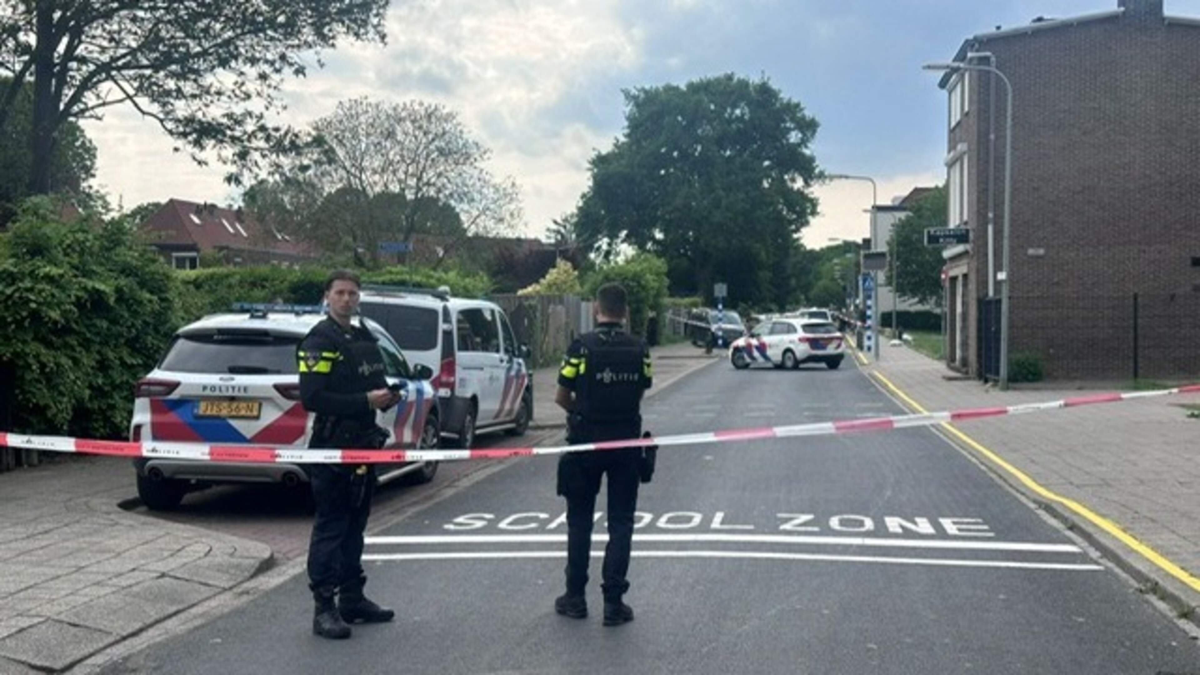 Video: Verdachten geblinddoekt afgevoerd na schietpartij bij kinderopvang en basisschool in Brunssum