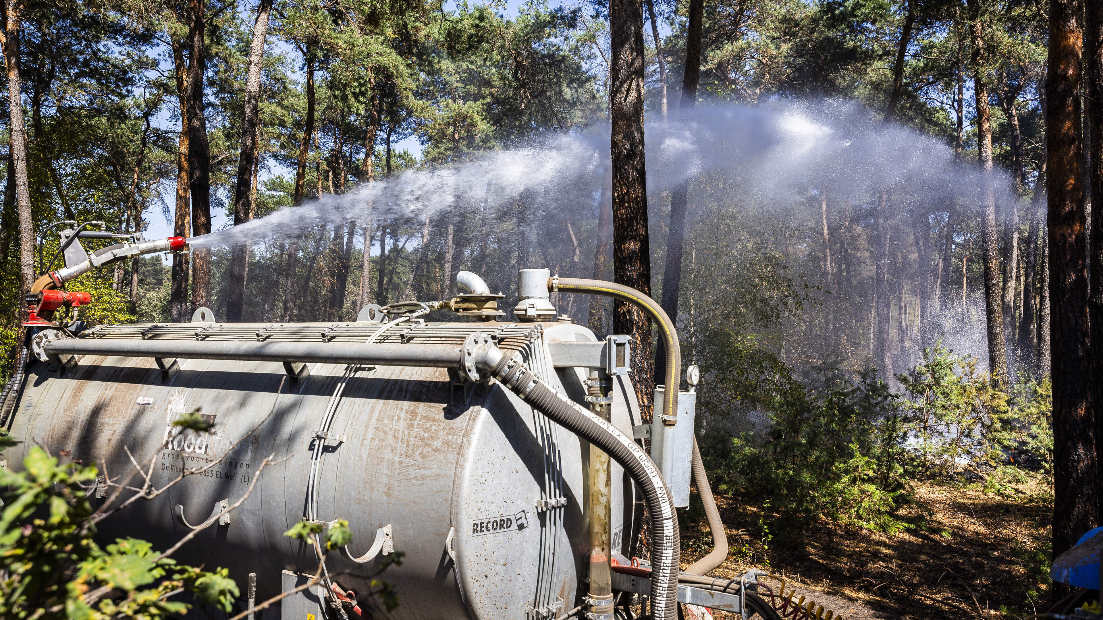 Brand in natuurgebied Oostrum is nog steeds niet uit: ‘Het wordt beter, maar we zijn er nog lang nie