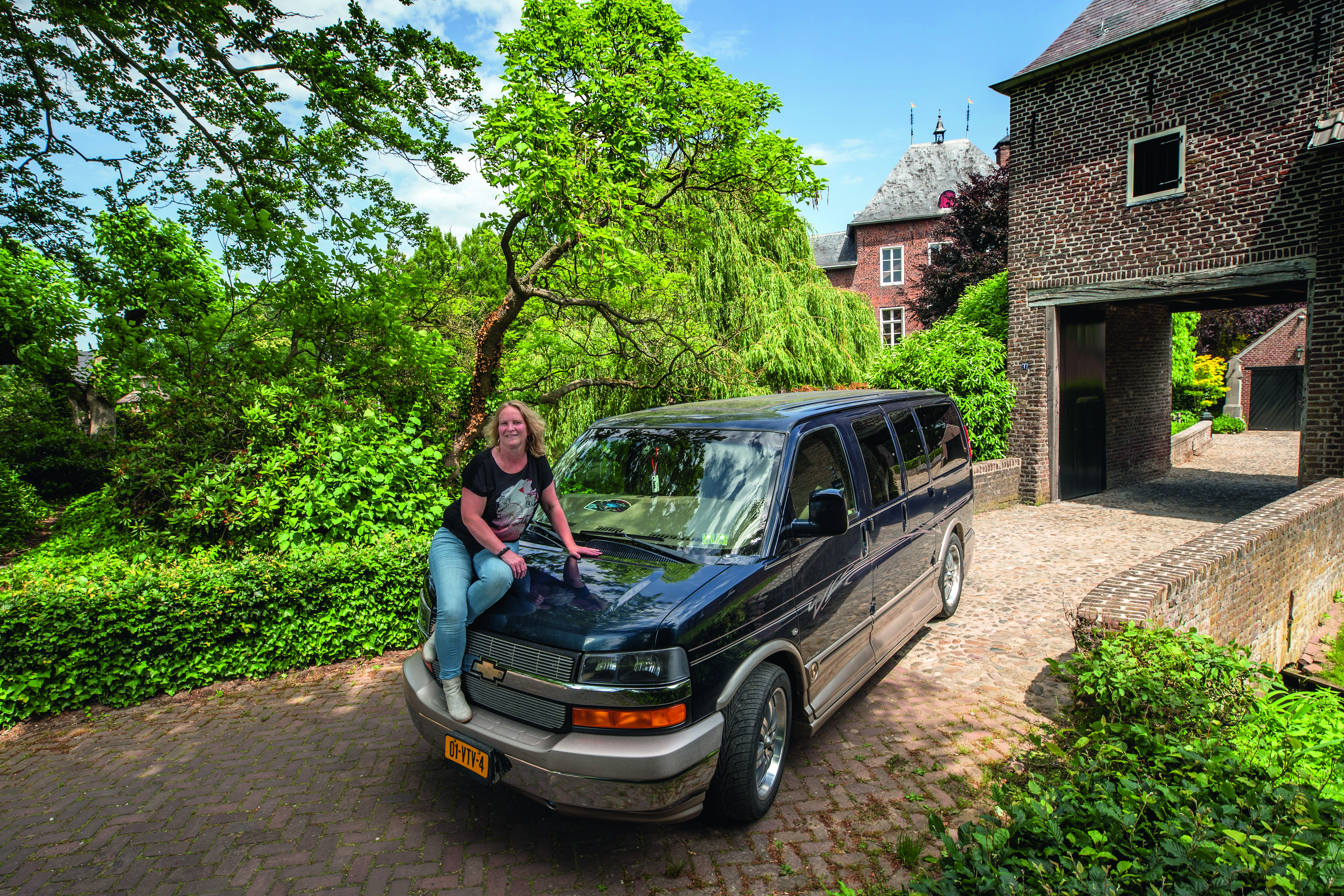 Deze Limburgse vrouwen zijn dol op hun auto: ‘In zo’n stoere bus als de A-team rijden, dat leek me w