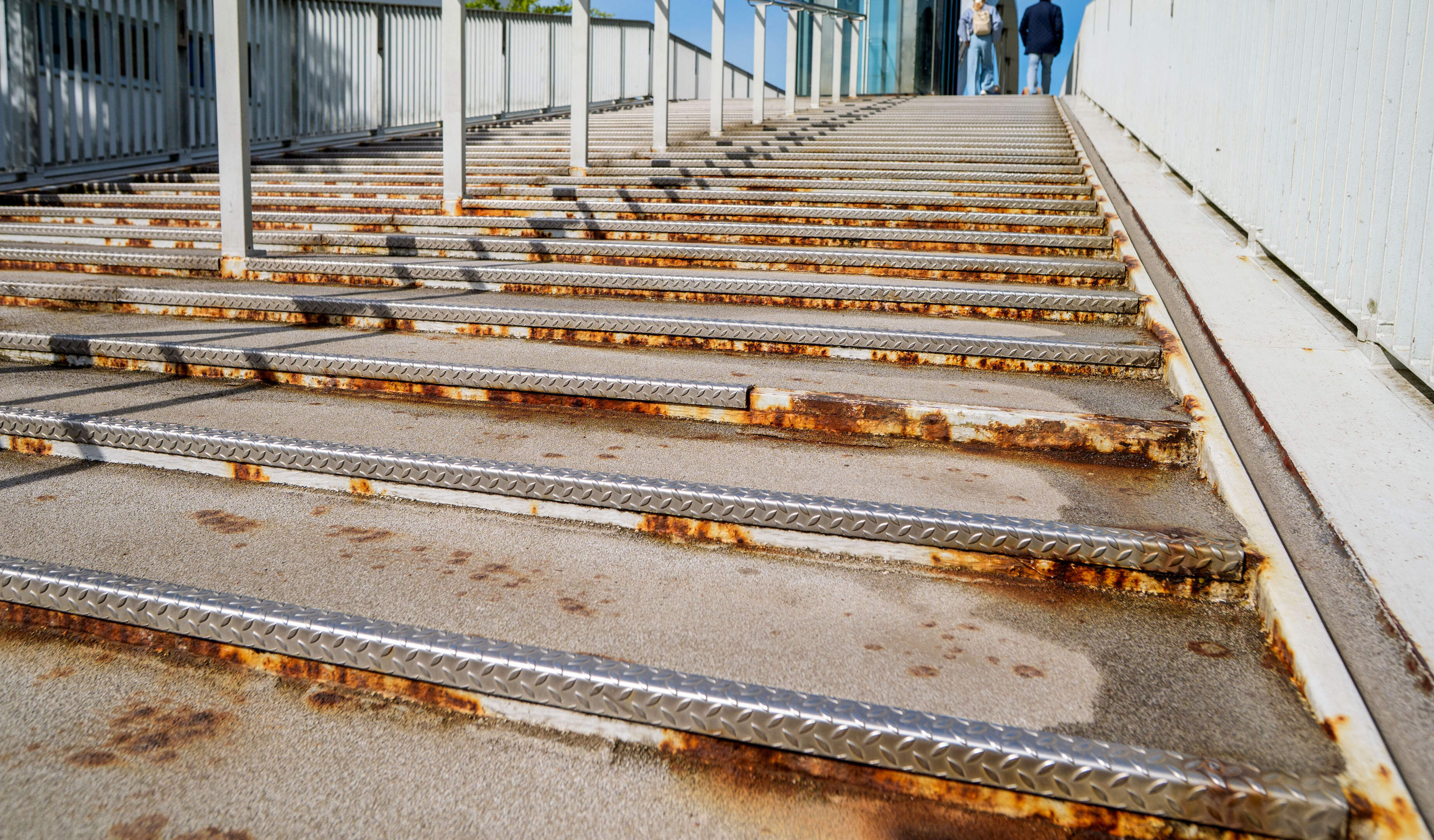 Onderzoek naar roestplekken op Maastrichtse Hoge Brug