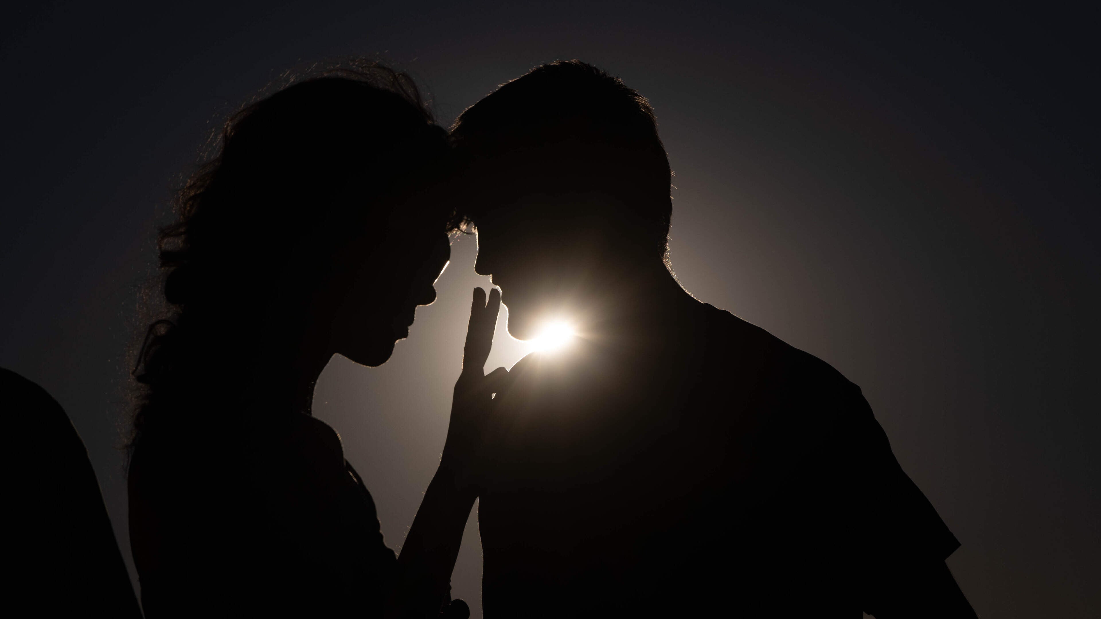 In een veld ten zuiden van Maastricht zien vijftig mensen de zon bijna verdwijnen en vinden elkaar: 