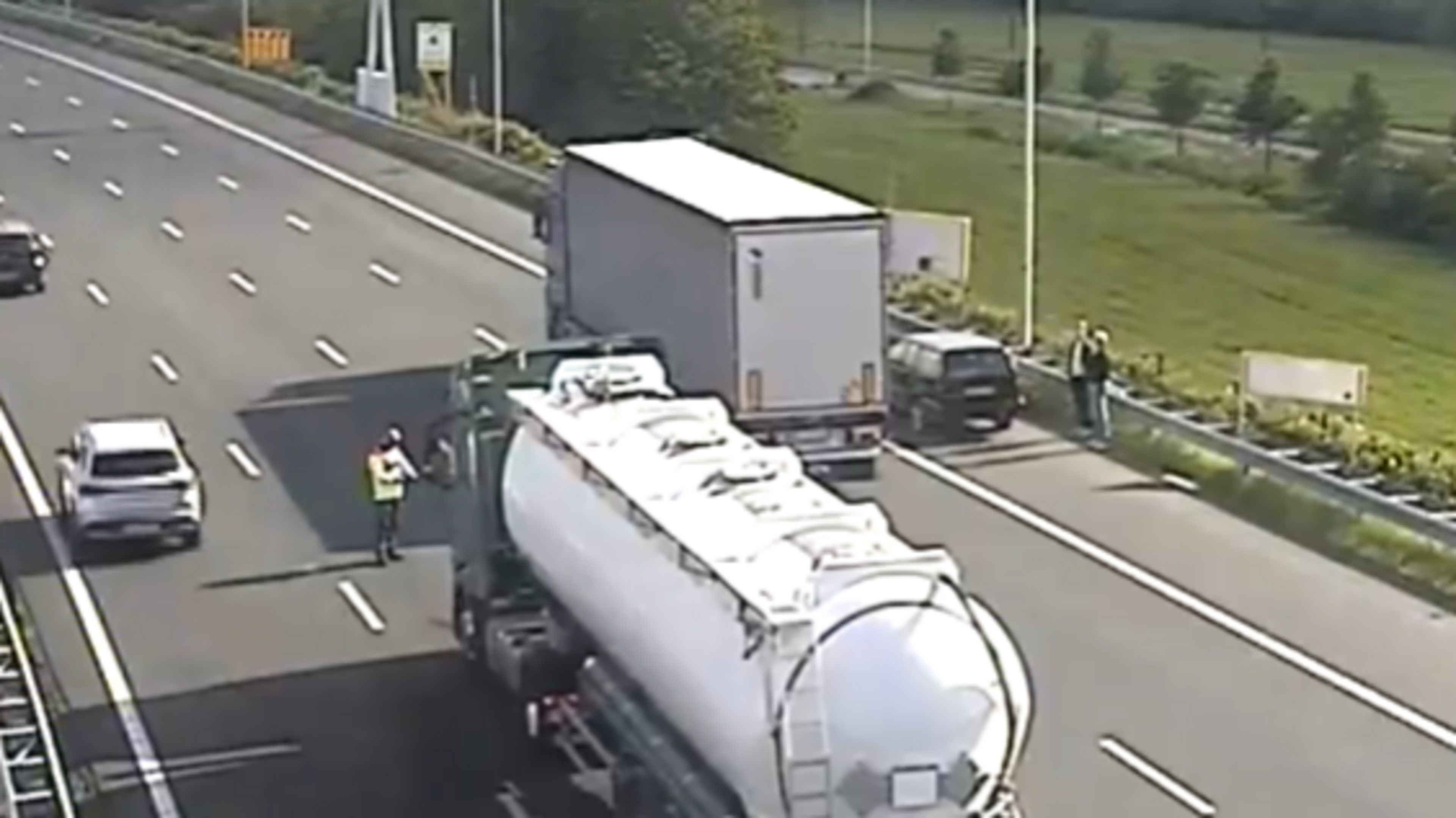 Forse vertraging op A2 bij knooppunt Kerensheide door ongeval met twee vrachtwagens: twee rijstroken