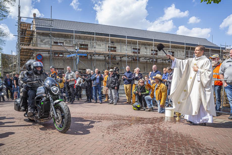 Toerseizoen begonnen: liefhebbers laten weer massaal hun motor zegenen in Grubbenvorst