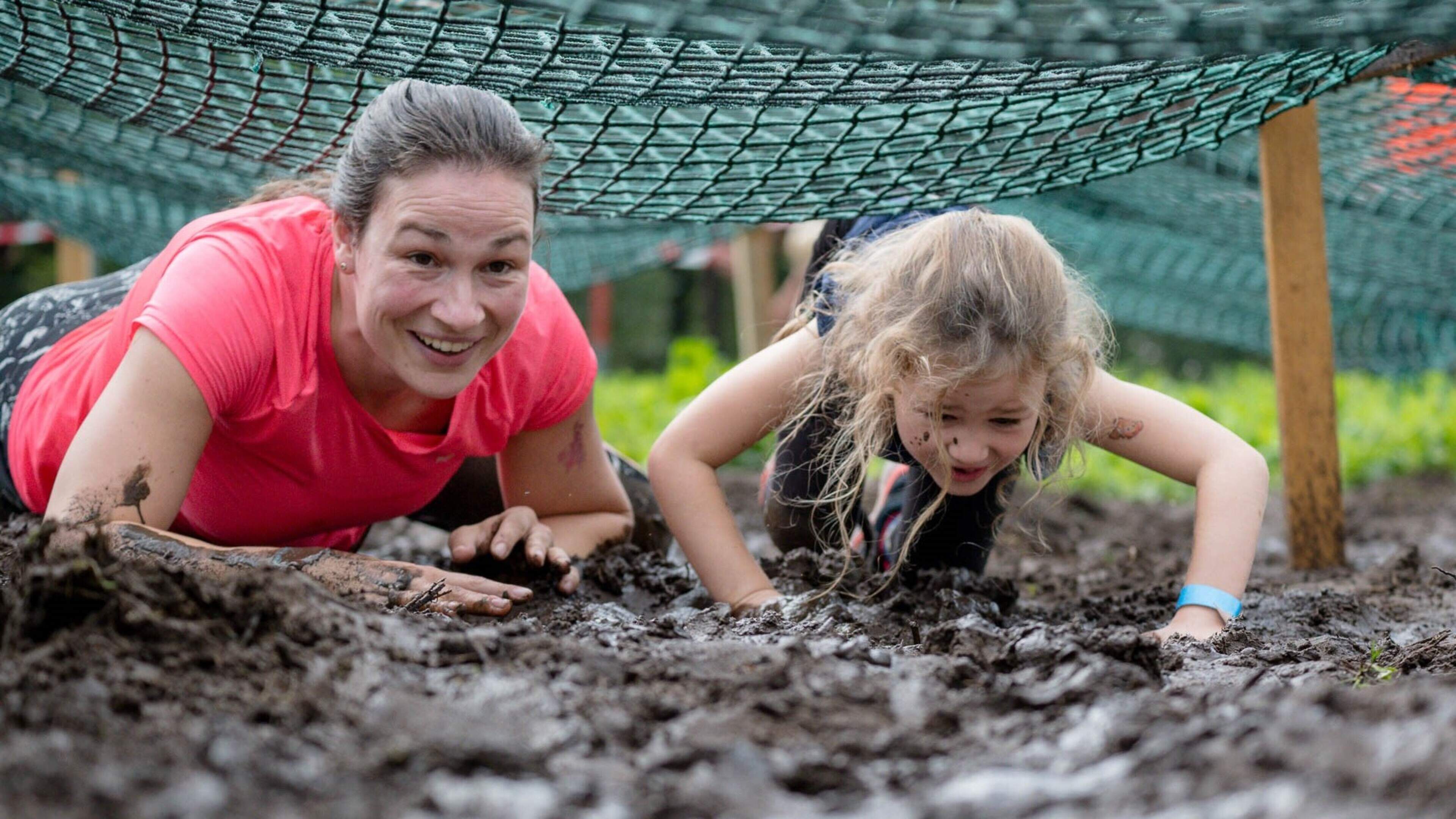 Klauteren, klimmen, tijgeren en ploeteren door de modder tijdens de vierde editie van de Mudrun in N