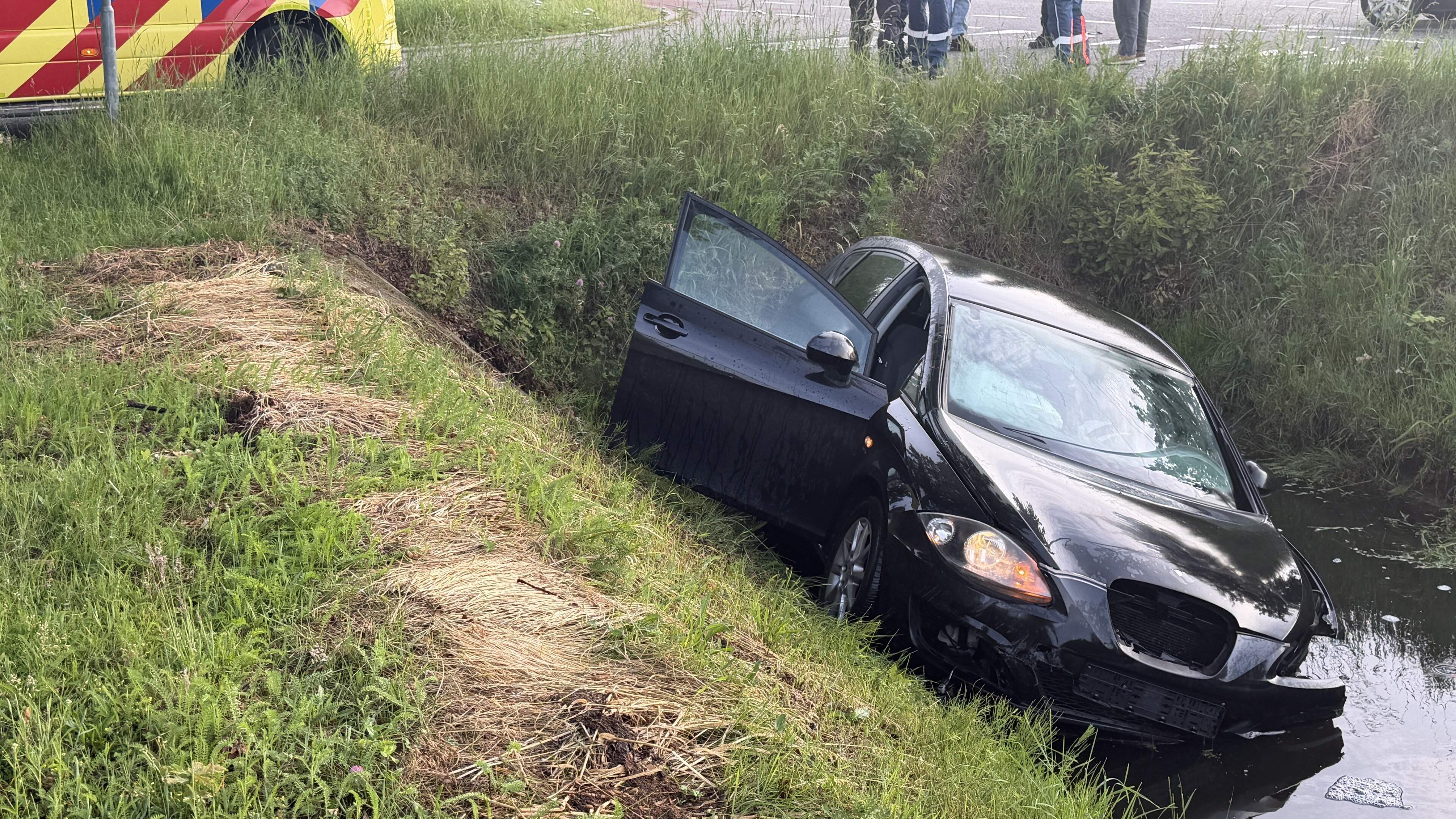 Auto te water na aanrijding in Meterik