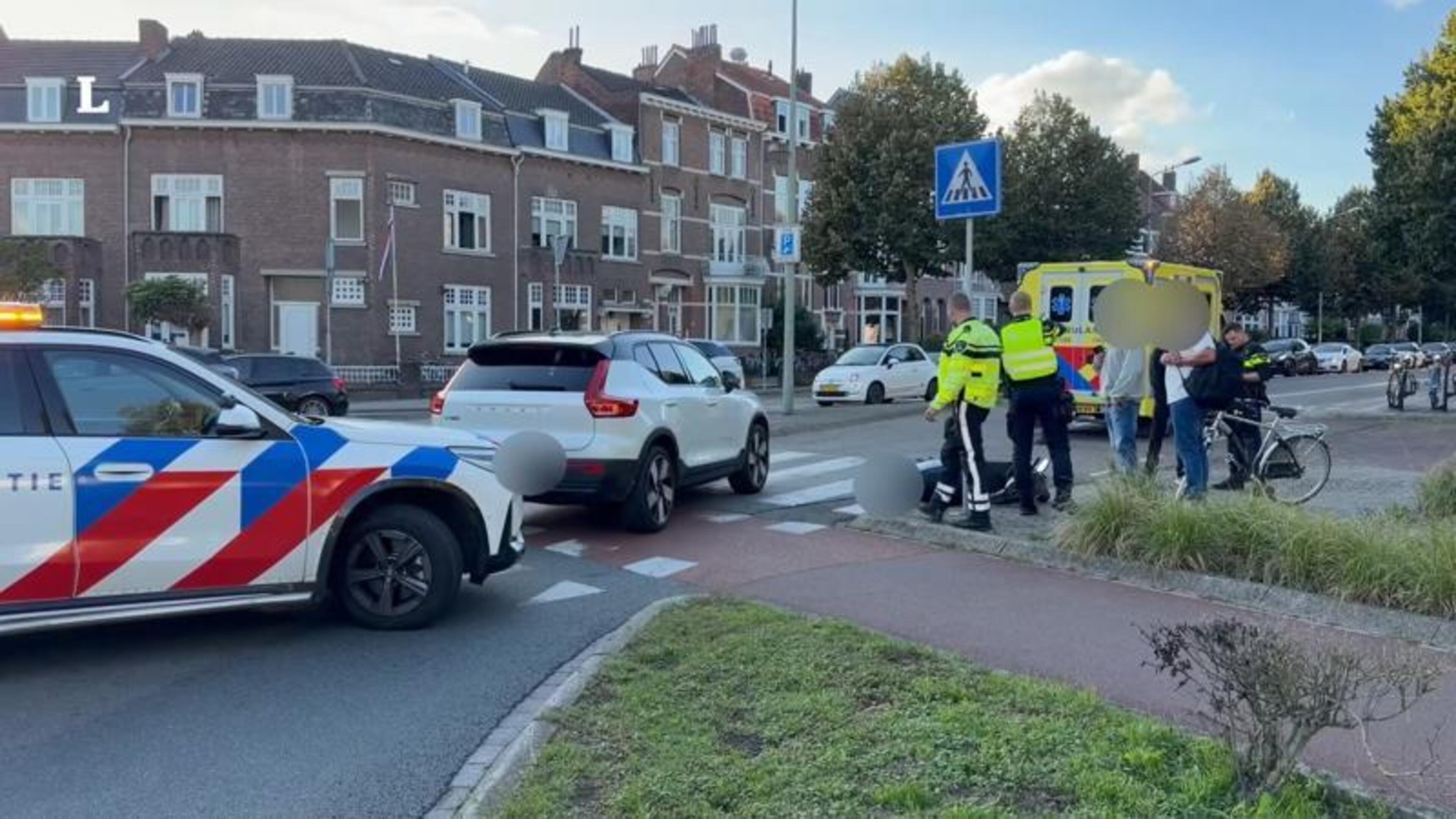 Scooterrijder gewond na botsing met auto op rotonde in Maastricht