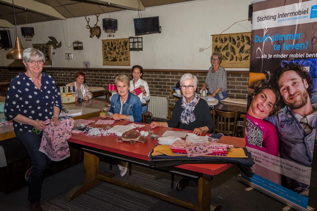 Mondkapjes naaien op de biljarttafel van ’t Jachthuis in Beegden