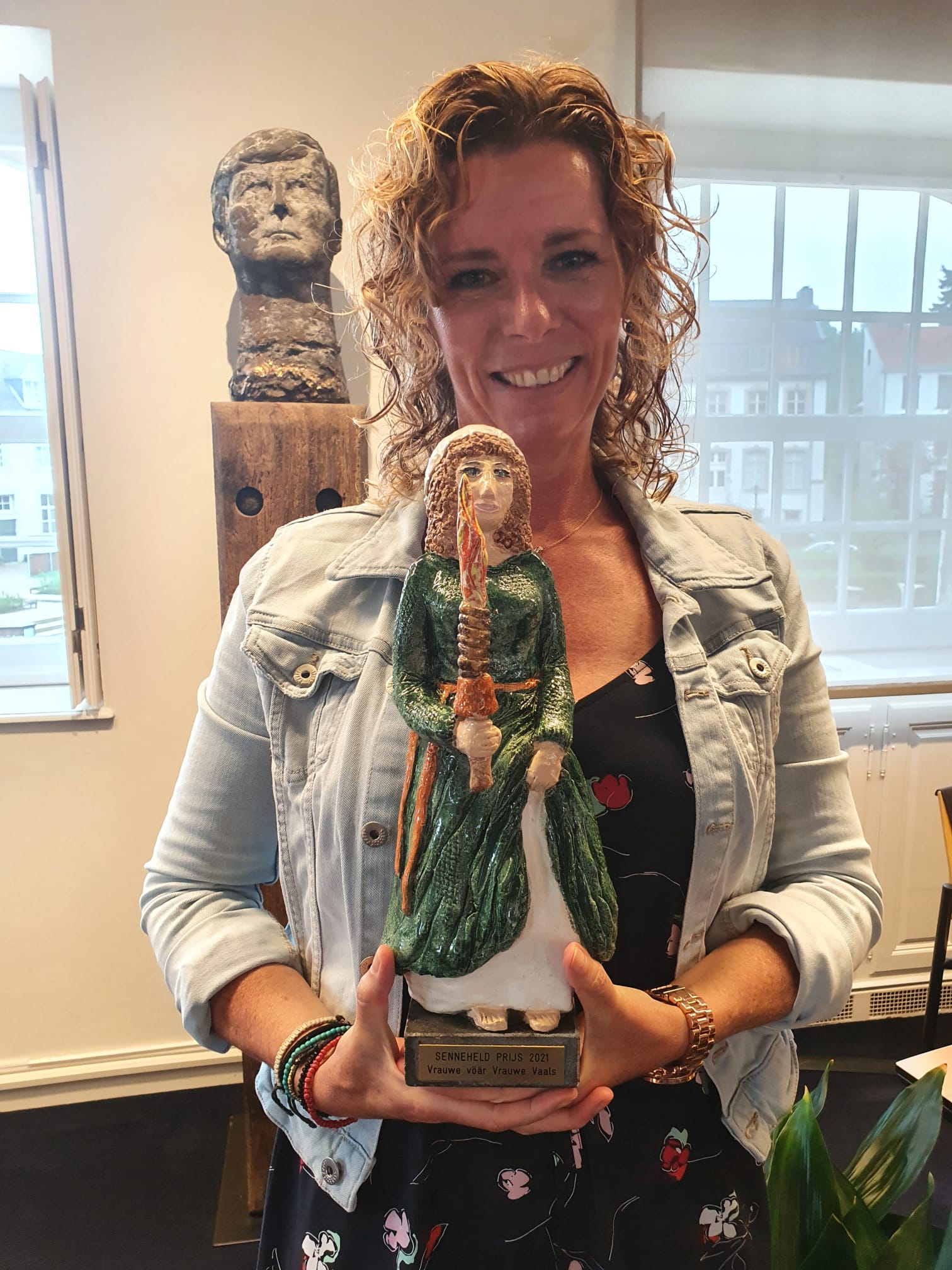 Petra Westerbeek ontvangt Senneheldprijs Vaals voor haar versierde stenen
