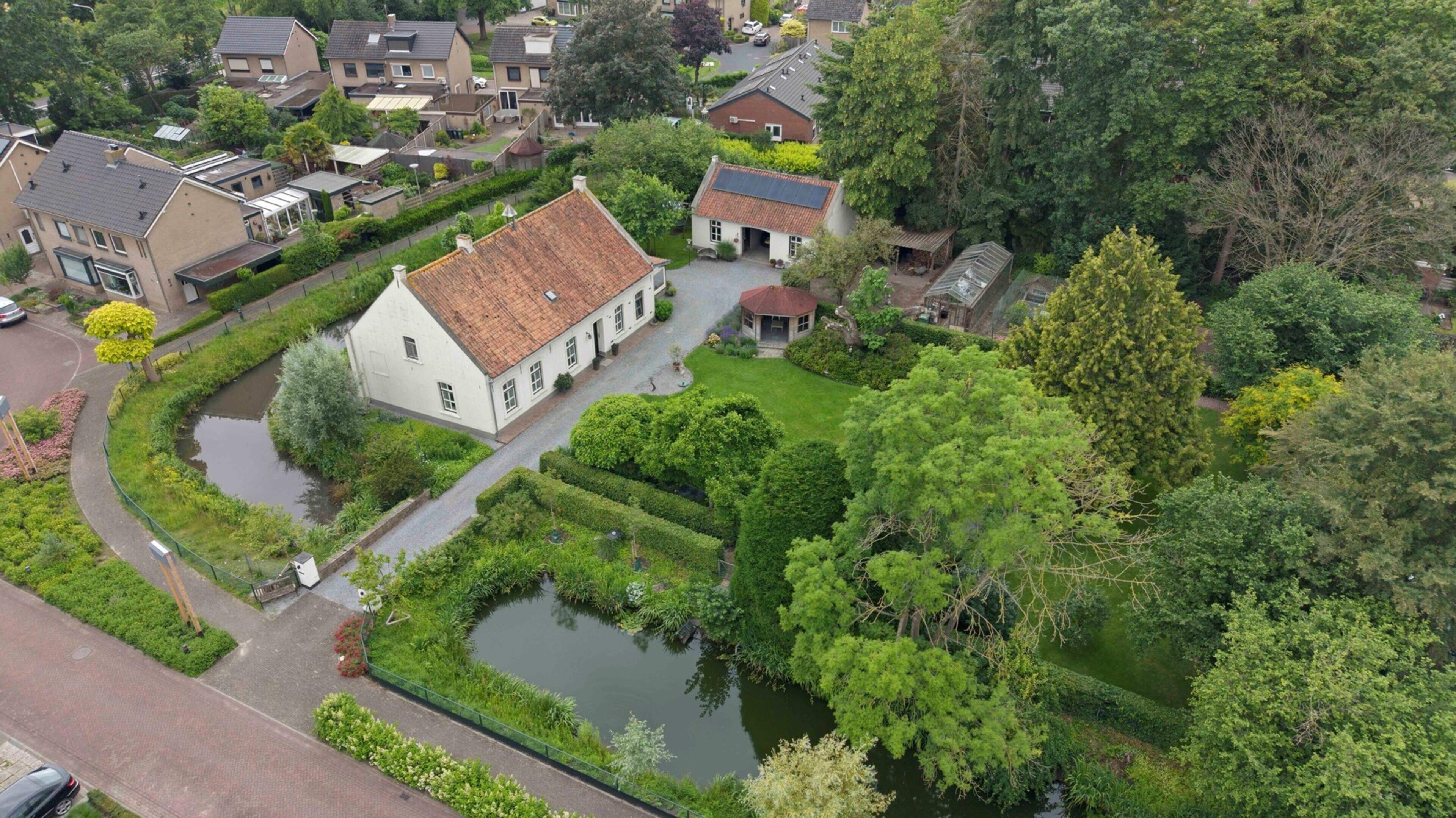 Els (74) en Frans (76) zetten eeuwenoude pastorie met gracht in Maasbree te koop: ‘De kleinkinderen 
