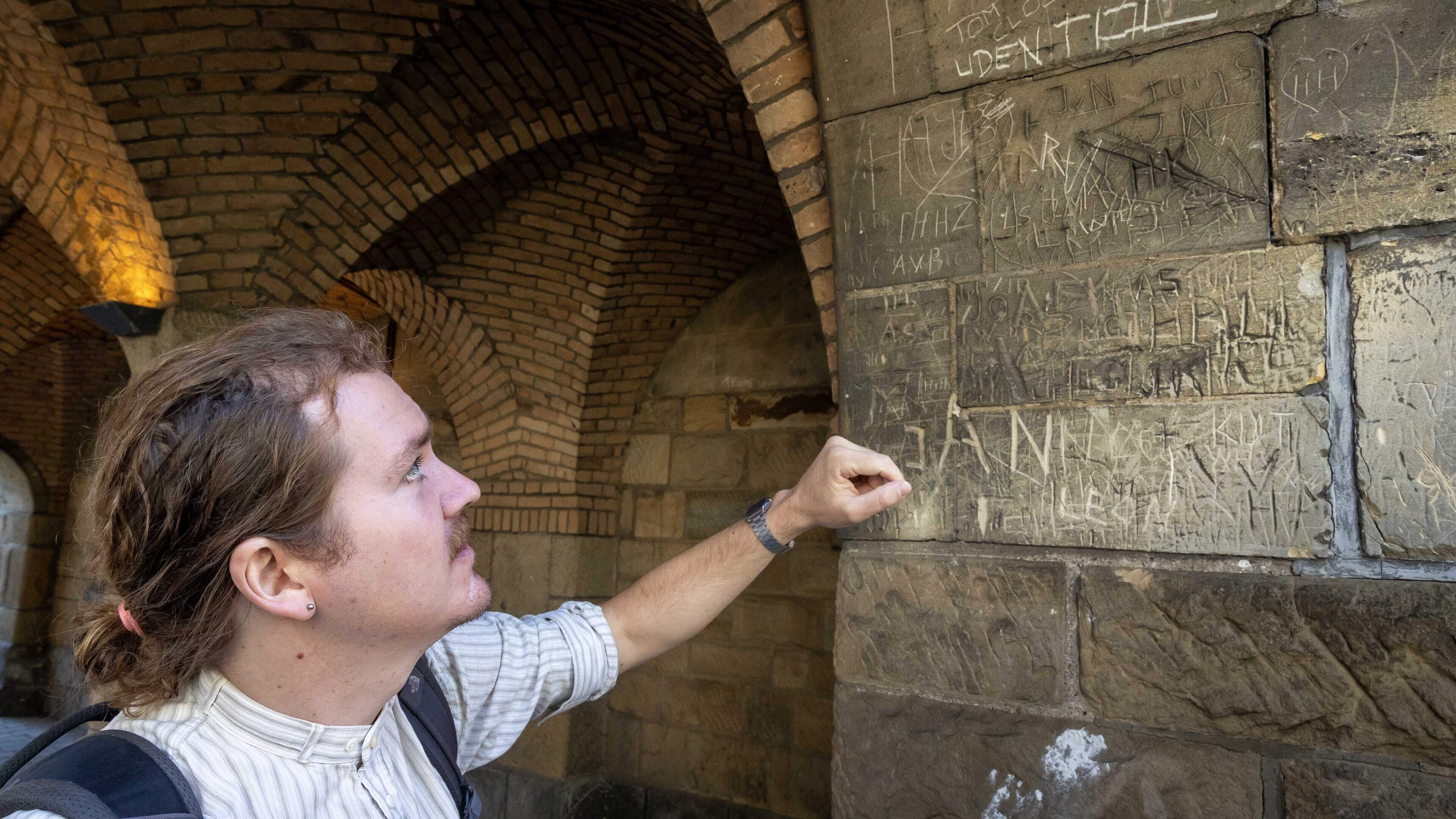 Archeoloog Dwayne laat ingekraste teksten uit Tweede Wereldoorlog op Roermondse muren spreken: ‘Er s