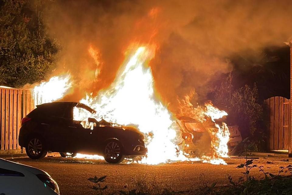 Enorme knallen en een vuurzee in Cadier en Keer: drie auto’s, waaronder ook de Clio van Ans (78), ga