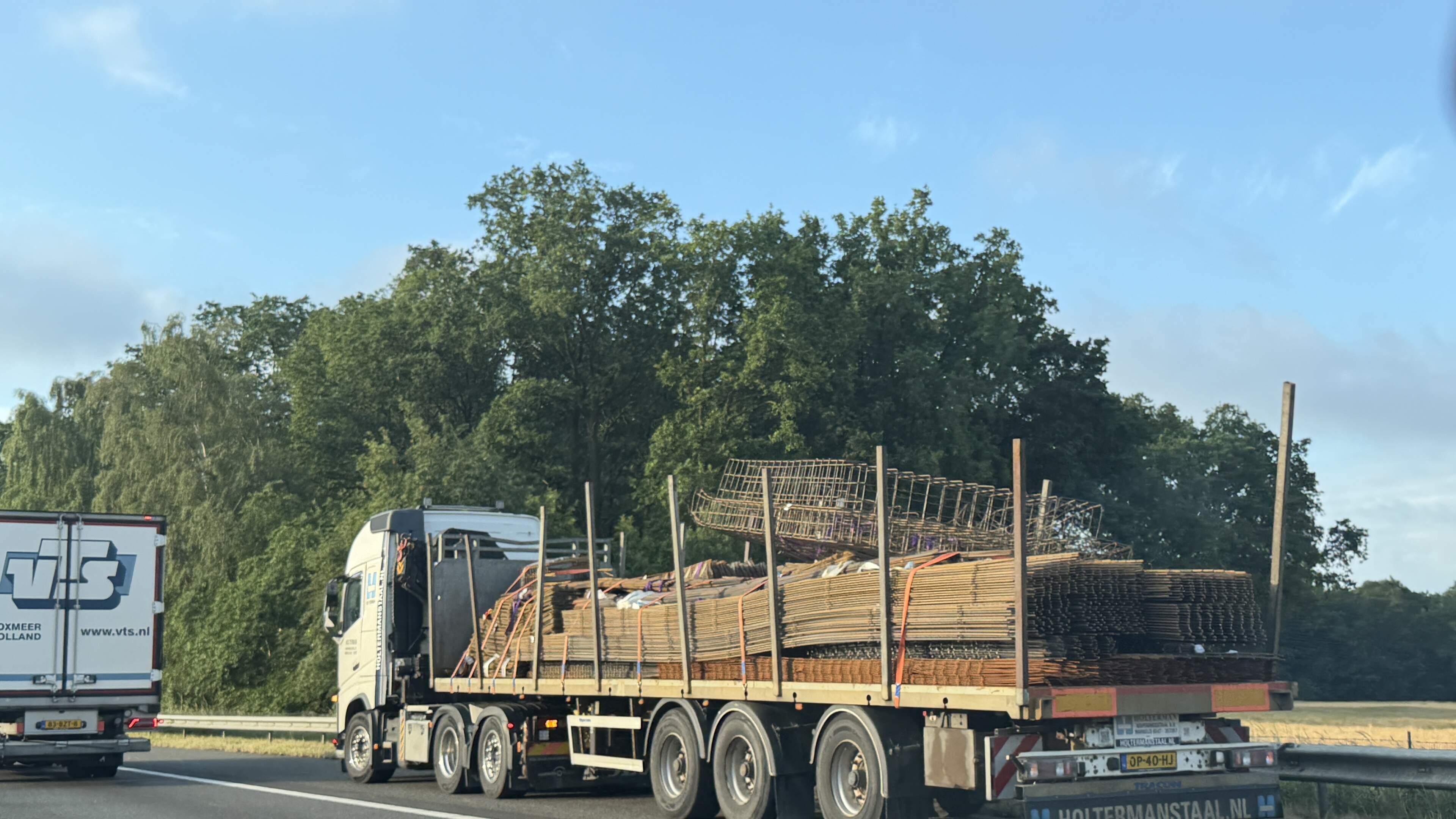 Pak betonijzer valt van vrachtwagen en zorgt voor file op A73 tussen Venray en Horst