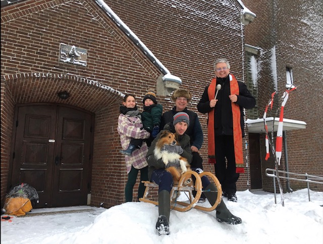 Pastoor zegent glijbaan voor kerk Wellerlooi in: ‘Een geweldig leuk initiatief’