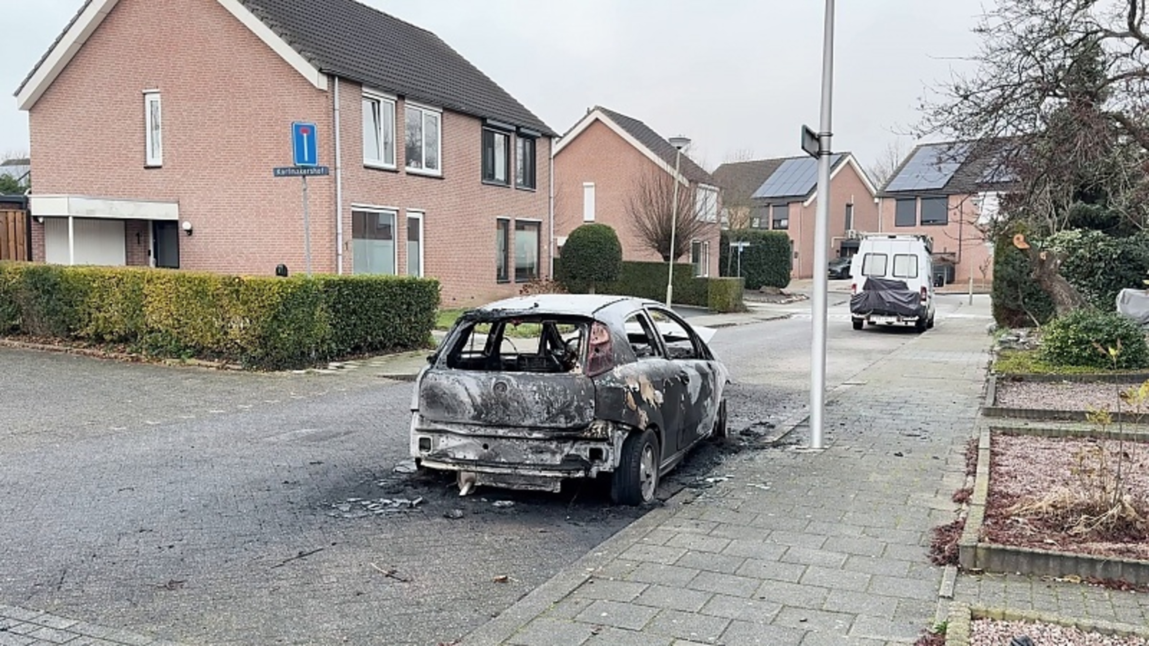 Auto gaat volledig in vlammen op in Geleen
