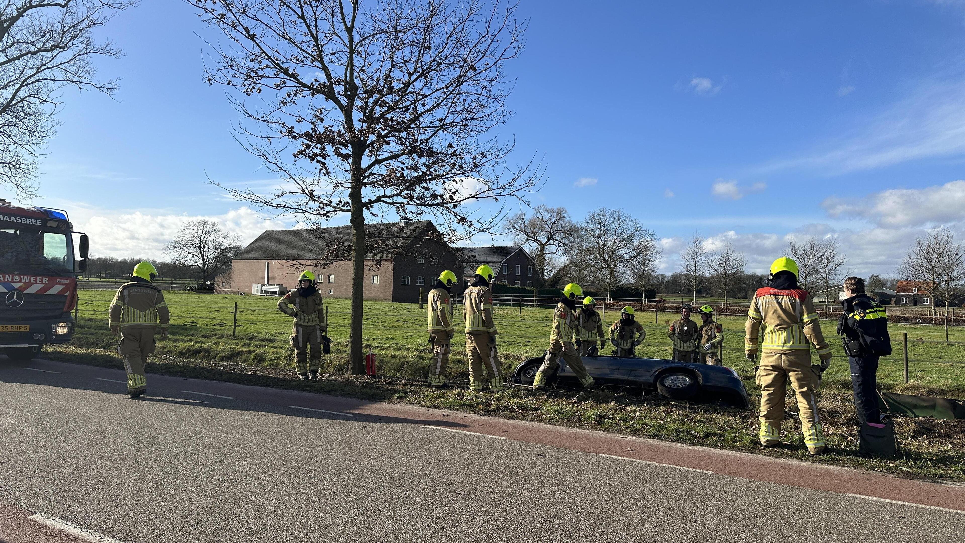 Automobilist raakt van de weg en belandt in sloot in Maasbree
