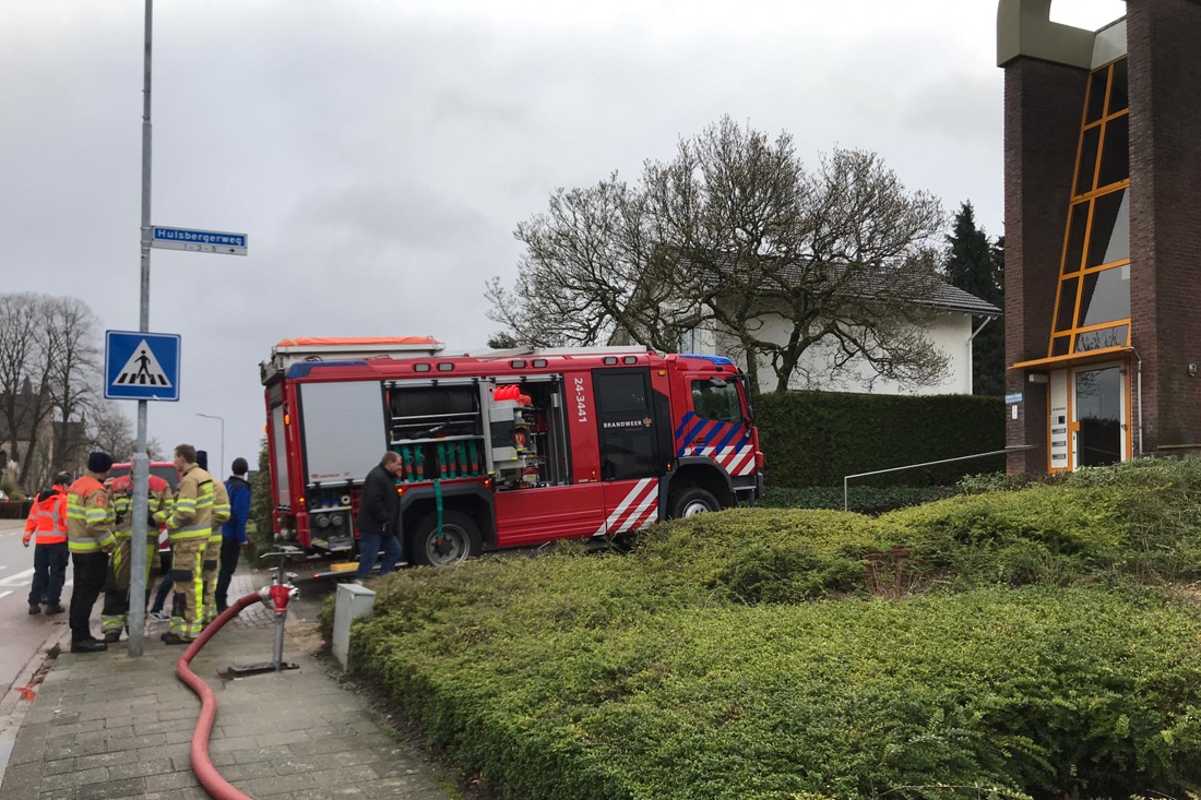 Gat geboord in tank van auto: tientallen liters benzine op straat