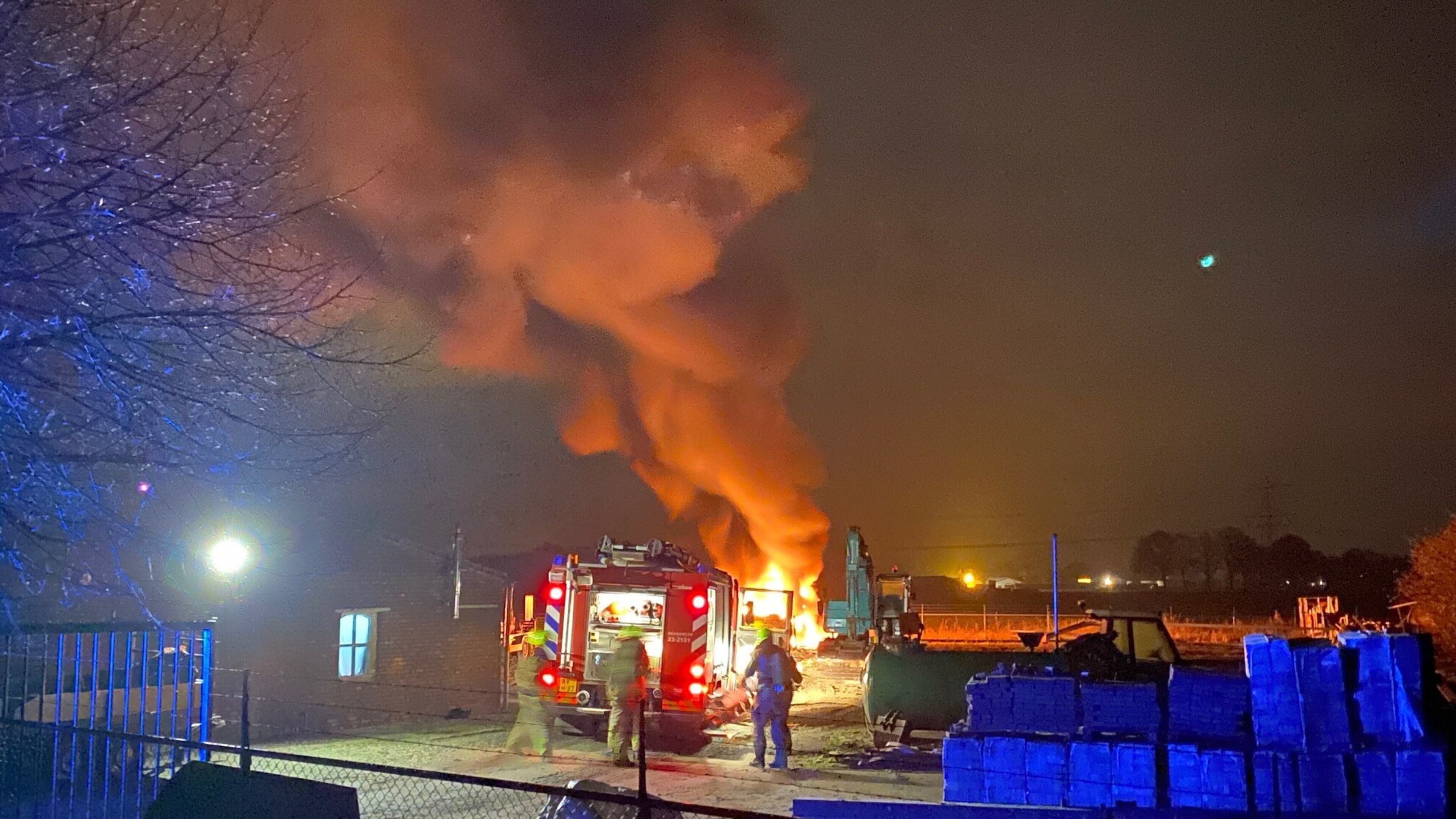 Vrachtwagen brandt volledig uit op terrein van bedrijf in Oirlo