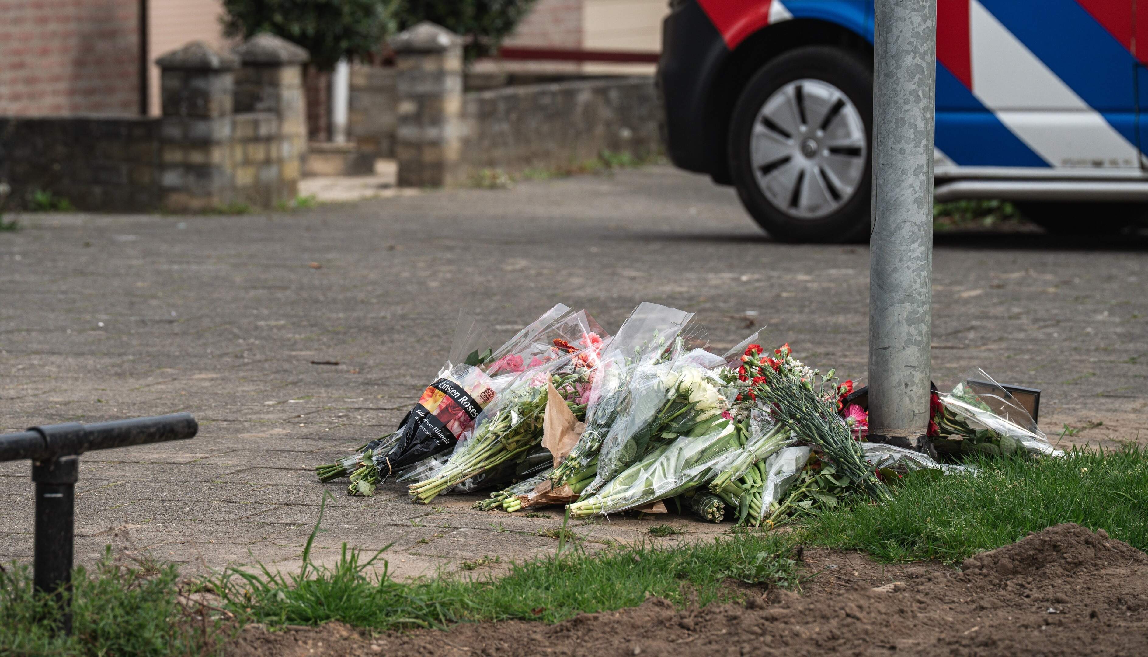 Bloemen voor 14-jarige Nour uit Blerick, die door steekpartij om het leven kwam