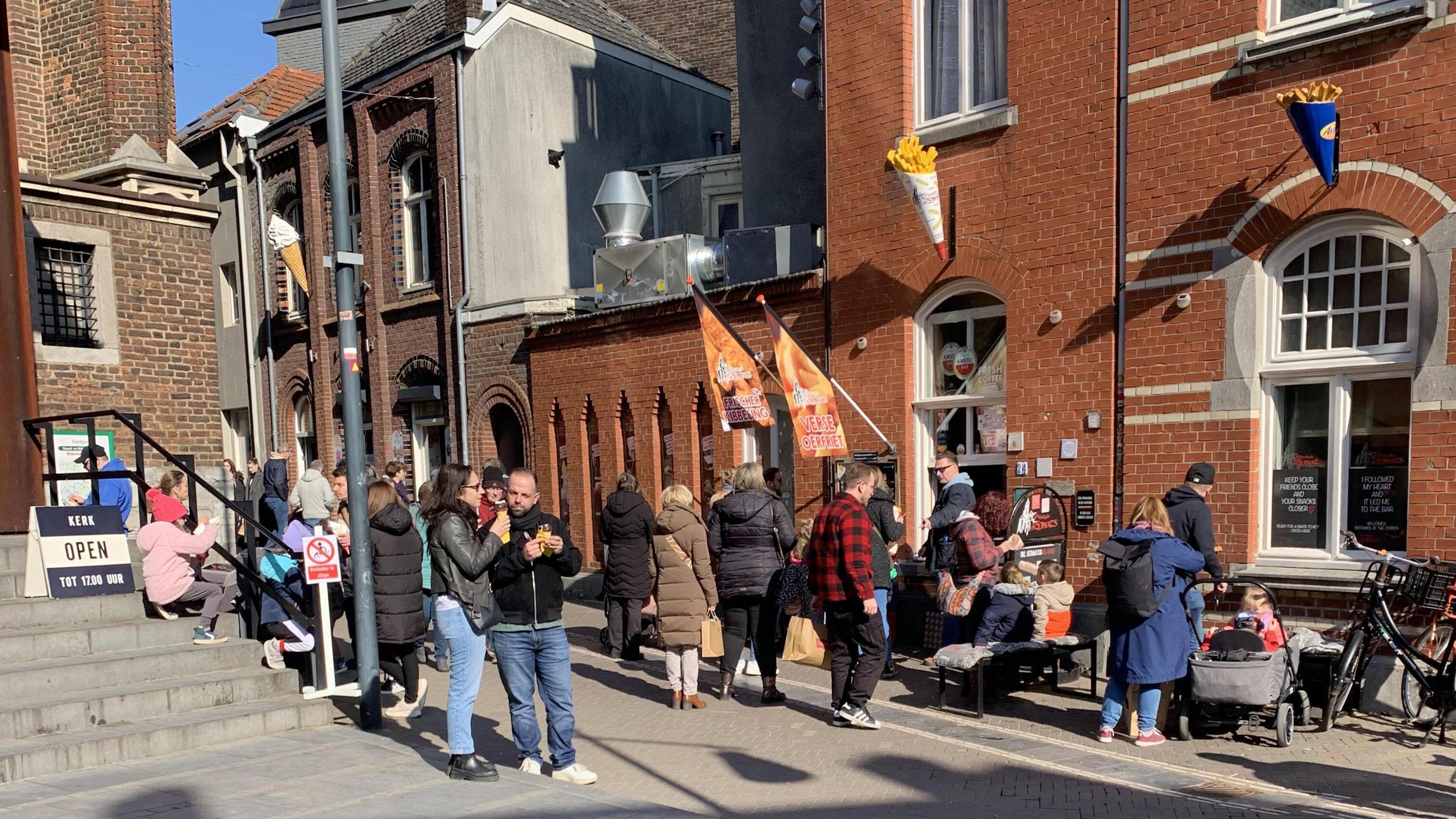 De Sjnats in Roermond krijgt geen vergunning voor geplaatste afzuiging en ook het frietloket lijkt w