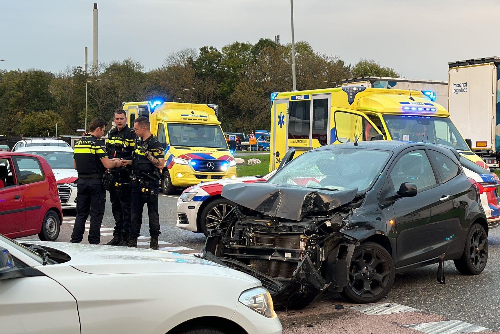 Twee gewonden en grote ravage bij botsing tussen auto en bestelwagen in Elsloo