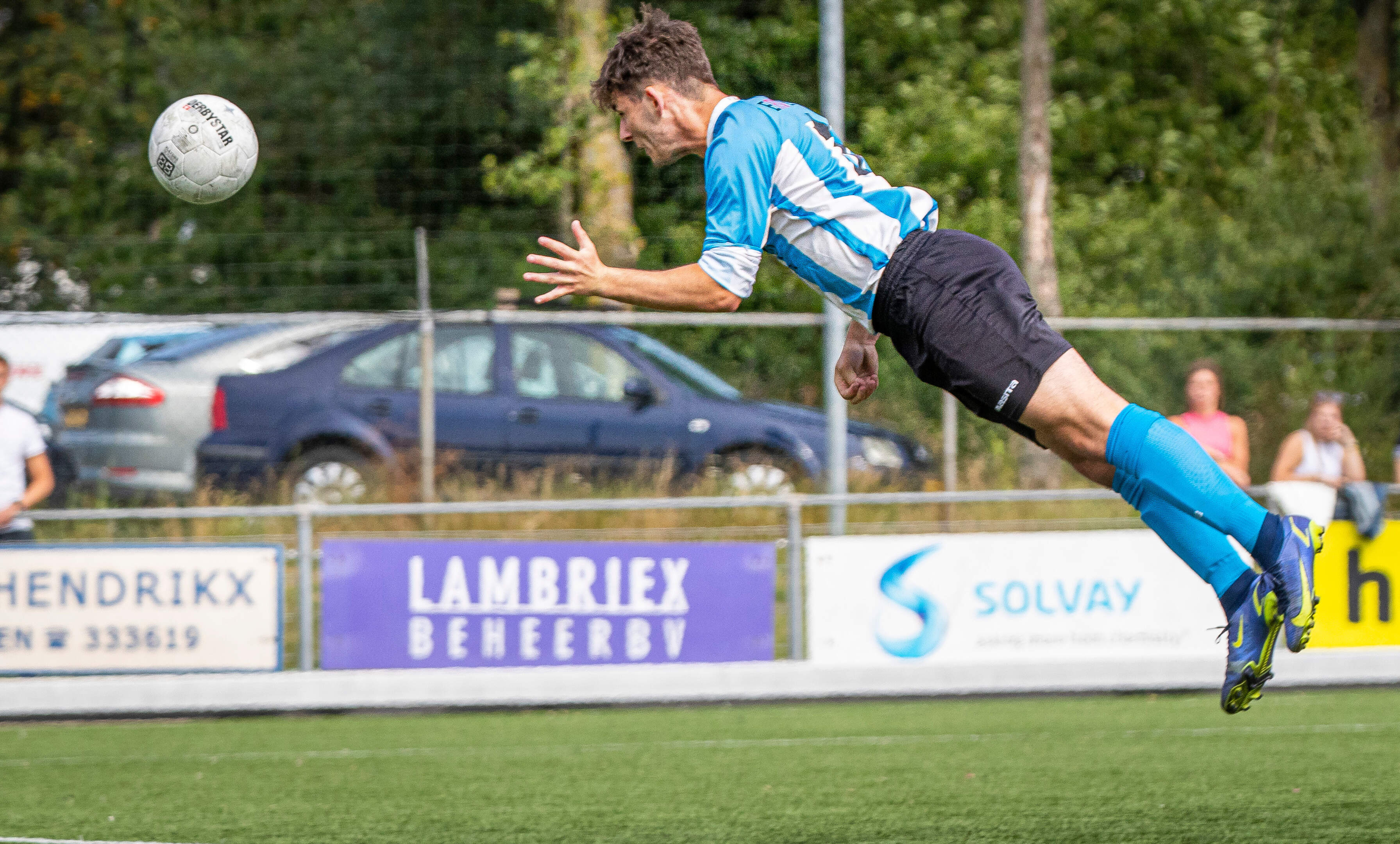 Jeroen Corbey schoot FC Maasgouw met drie goals van de laatste plaats af en hoopt op handhaving: ‘He