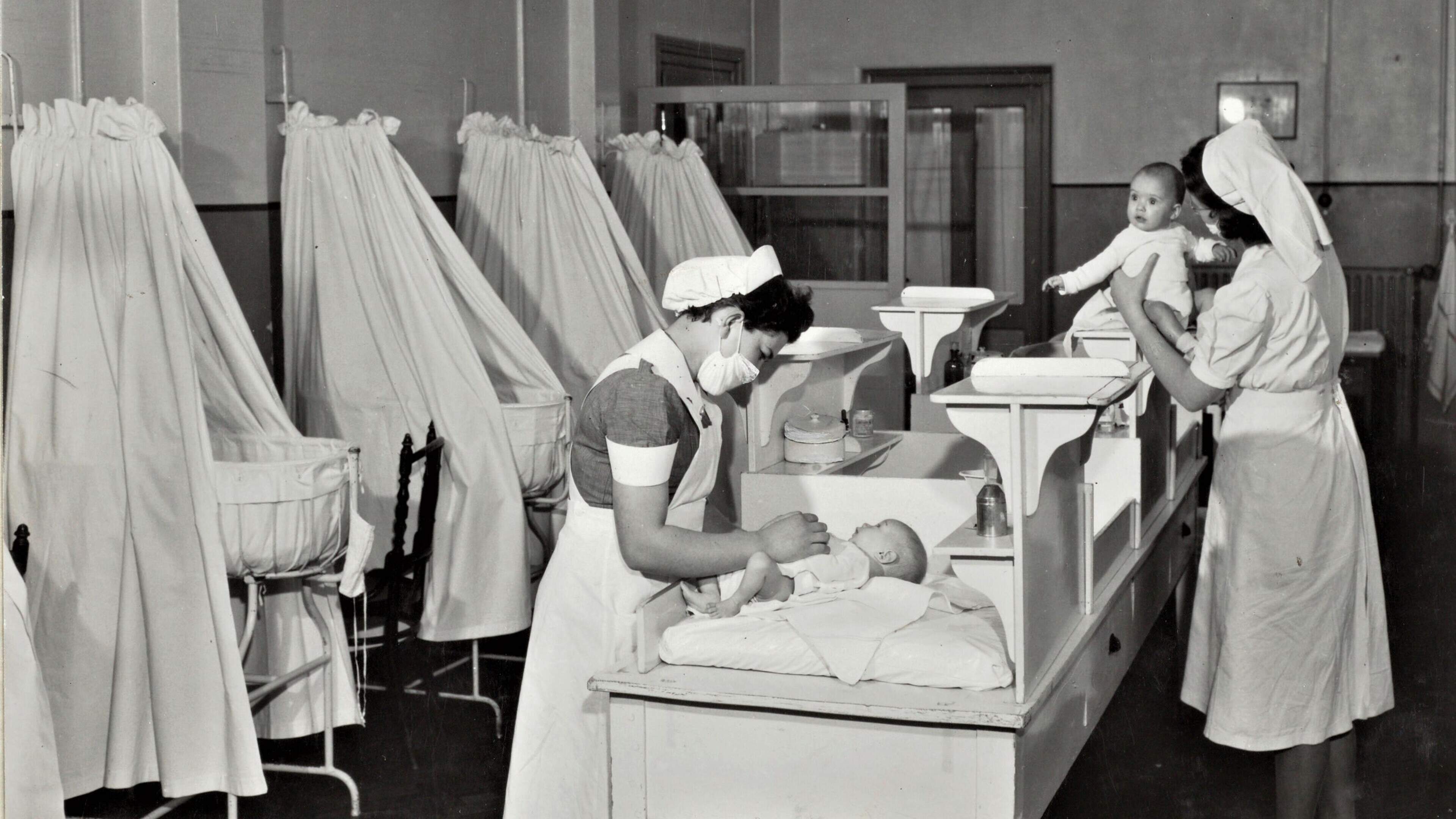 Na jaren excuses overheid aan moeders die in Vroedvrouwenschool Heerlen (gedwongen) afstand deden va