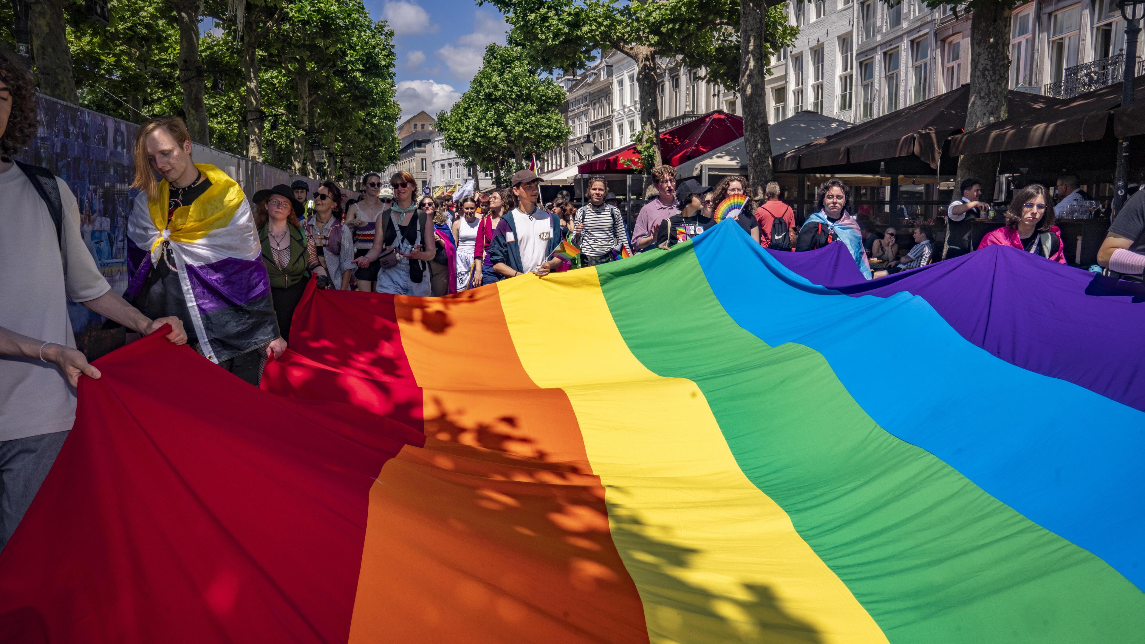 Pride Maastricht is door de schaduw van Boedapest meer een protestmars dan ooit: ‘Loop trots, loop a