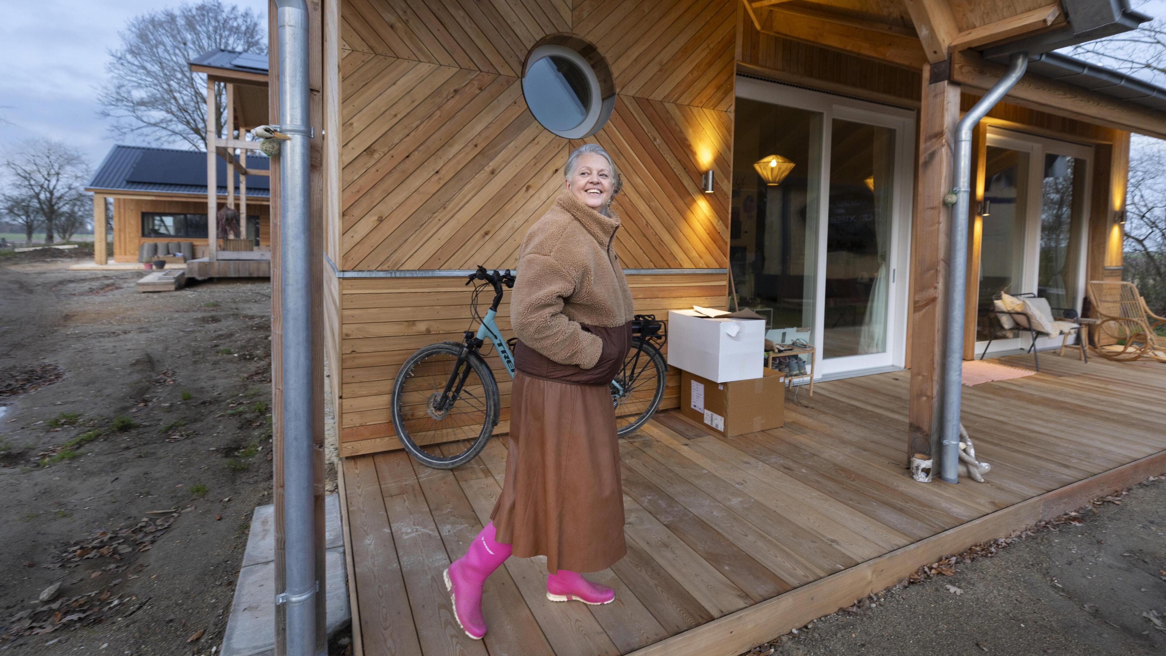 De eerste lampen branden ’s avonds in de wijk met tiny houses in Schimmert: ‘Je moet wel sterk in je