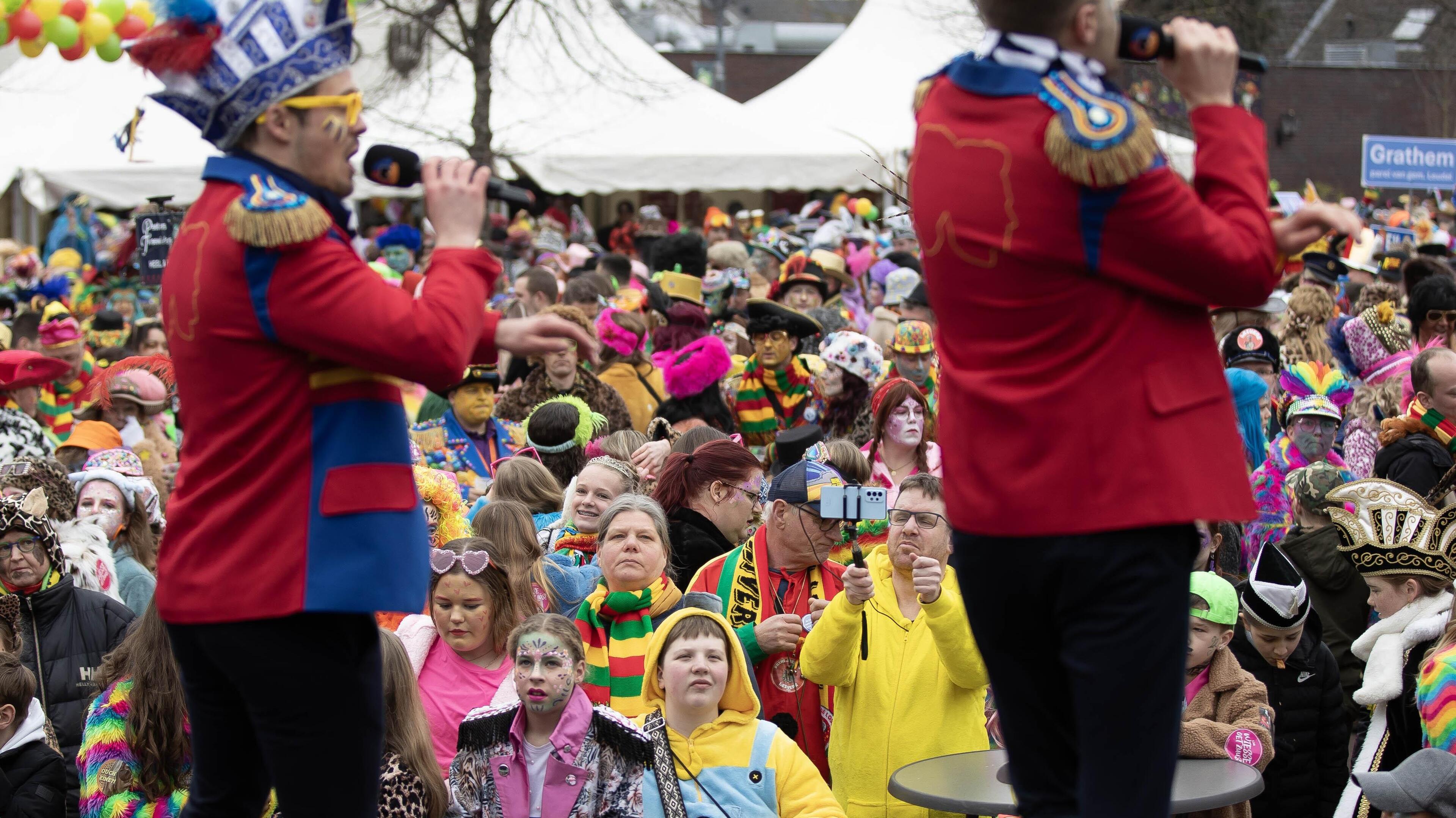 Carnavalisten hebben stemming er goed in bij PleinFestijn Heythuysen