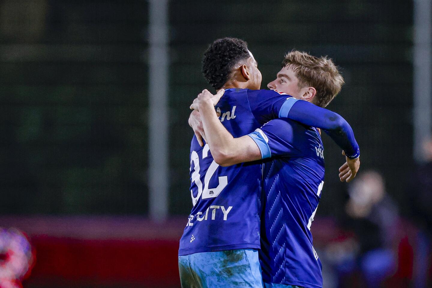 Max de Waal scoort, verlaat het veld met een hamstringblessure, maar ...