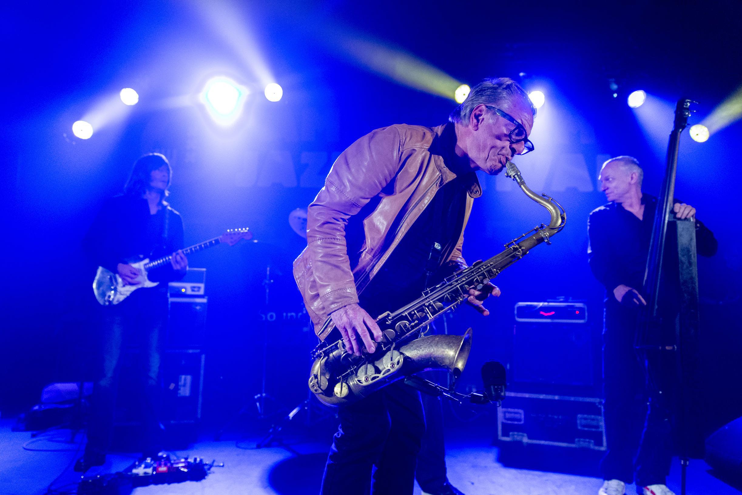 Hans Dulfer rijdt op zijn 84ste nog vrolijk naar Swalmen voor een optreden: ‘Degenen die voorspelden